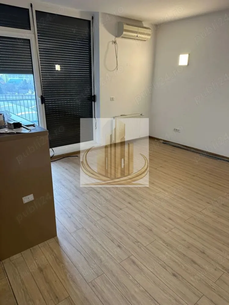 Apartament 2 Camere | 54 mp + Balcon | Etaj 4/8 | Parcare Subterană - Grand Mobilis Imobiliare vă propune spre vânzare un apartament modern cu 2 camere, parțial mobilat, situat la etajul 4 din 8 al unui imobil construit în 2008, în cadrul ansamblului rezidențial Iris. Cu o suprafață utilă de 54 mp, la care se adaugă un balcon generos de 7 mp, apartamentul oferă un spațiu echilibrat și bine organizat, ideal pentru un stil de viață confortabil. ✨ Locuința a fost recent renovată și se remarcă prin îmbunătățiri de actualitate: parchet nou, rulouri, mobilier de bucătărie realizat pe comandă și electrocasnice noi – toate contribuind la un ambient modern și plăcut. 📐 Date tehnice: Suprafață utilă: 54 mp Balcon: 7 mp Etaj: 4 / 8 An construcție: 2008 🏠 Compartimentare: Living luminos Dormitor confortabil Bucătărie modernă Baie Balcon spațios 🔥 Confort & dotări: Centrală proprie și încălzire prin calorifere Apartament renovat recent Mobilier de bucătărie nou, realizat pe comandă Electrocasnice noi Rulouri pentru un plus de confort 🚗 Extra: Loc de parcare subteran inclus în preț 📍 Localizare avantajoasă: Apartamentul este situat în ansamblul rezidențial Iris, într-o zonă liniștită, dar foarte bine conectată. Beneficiază de acces rapid către principalele artere ale orașului și către Iulius Town. În plus, la doar 2 minute de mers pe jos se află supermarketul Lidl, alături de alte facilități esențiale din proximitate. 💰 Oportunitate de investiție: Datorită poziționării și cererii ridicate din zonă, proprietatea reprezintă o alegere excelentă și pentru investiție, oferind un randament atractiv din închiriere. 💛 De ce să alegi acest apartament? Pentru confortul oferit de un apartament renovat, locația excelentă și beneficiile suplimentare precum parcarea subterană – toate pregătite pentru a deveni noul tău „acasă” sau o investiție sigură. 📞 Pentru mai multe detalii sau programarea unei vizionări, echipa Grand Mobilis Imobiliare vă stă la dispoziție! 💶 Preț negociabil ID Intern: CP3036531 }}