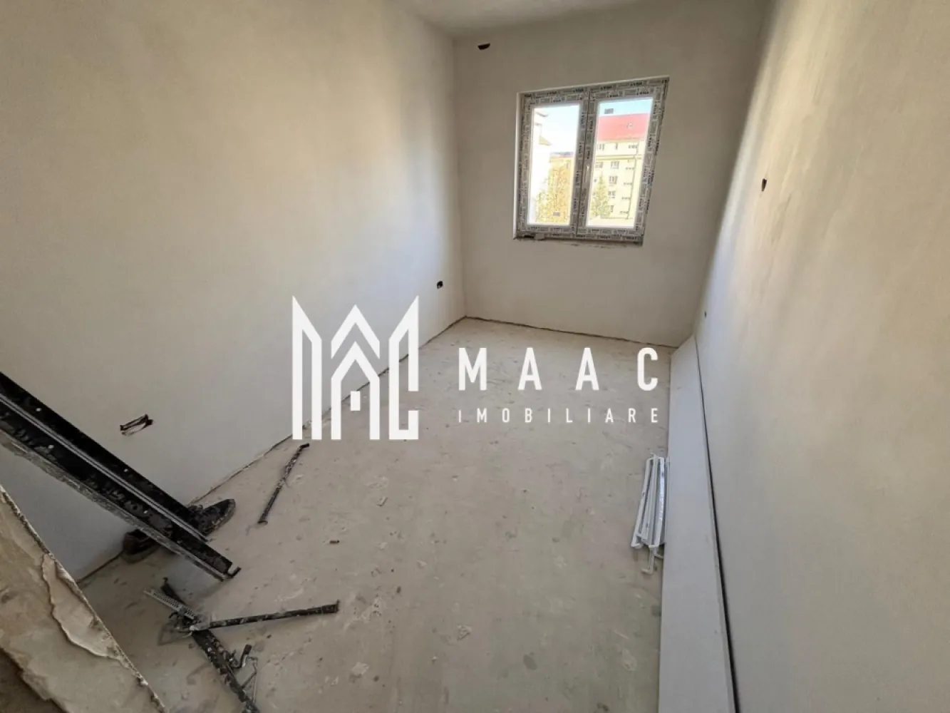 Apartament 3 camere I Valea Aurie I 2 Balcoane I Pivniță - MAAC Imobiliare vă propune spre vânzare un apartament modern cu 3 camere, situat în zona Valea Aurie, la etajul 3 al unui imobil cu regim redus de înălțime (P+4). Detalii proprietate: Suprafață utilă: 56 mp Compartimentare practică: bucătărie cu zonă de dining, living, 2 dormitoare, baie cu geam de aerisire, 2 balcoane și pivniță (menționată în acte). Dotări și beneficii: Predare la alb – ideal pentru personalizare Încălzire în pardoseală pentru confort sporit Centrală termică nouă Instalația electrică și sanitară schimbată Doar 2 apartamente pe palier, oferind intimitate și liniște Proprietatea este situată într-o zonă căutată, aproape de puncte de interes, spații verzi și mijloace de transport în comun. Pentru mai multe informații și programări la vizionare, vă rugăm să menționați ID anunț: CP2801108 }}