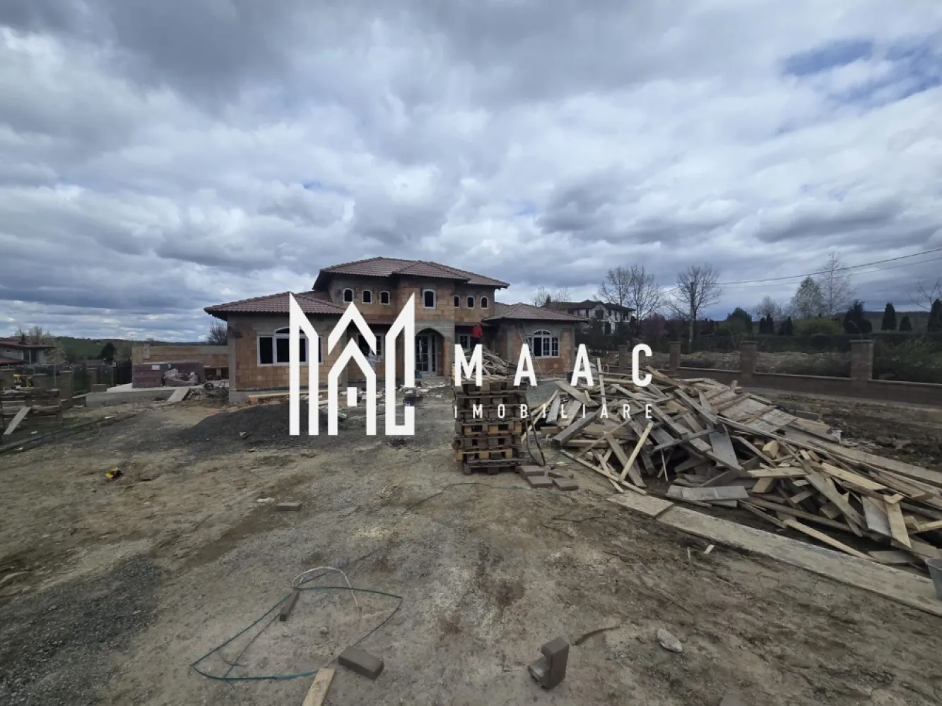 Casa stil mediteranian 4 dormitoare 800 mp teren Tocile Sibiu - COMISION 0 ! Direct DEZVOLTATOR !! Amplasată pe un teren generos de 800 mp, această casă se remarcă prin designul său primitor și finisajele premium, fiind disponibilă la vânzare cu predare la cheie interior si exterior pregătită pentru a-și întâmpina noii proprietari. Parterul, cu o suprafață utilă de 140 mp, este inteligent compartimentat și cuprinde: bucătărie spațioasă, cămară, living luminos, 3 dormitoare, 2 băi și vestibul. Spațiile sunt puse în valoare de ferestrele mari tip termopan, care oferă lumină naturală din plin și creează o atmosferă caldă și aerisită. Finisajele sunt de înaltă calitate, incluzând gresie, faianță, travertin și parchet din lemn masiv, iar șemineul din living adaugă un plus de confort și eleganță. Etajul, cu o suprafață de 50 mp, oferă un spațiu intim, compus dintr-un dormitor și o baie, ideal pentru oaspeți sau ca zonă privată. La exterior, proprietatea dispune de o terasă generoasă de 40 mp, parțial acoperită pentru zona de barbeque si relaxare. Curtea oferă acces facil prin poartă electrică, iar carportul asigură protecția autoturismului. Din punct de vedere tehnic, locuința beneficiază de izolație exterioară eficientă, centrală termică pe gaz cu calorifere și sistem de supraveghere video, oferind un nivel ridicat de confort și siguranță. Pentru mai multe detalii specificati CP3024328 . }}