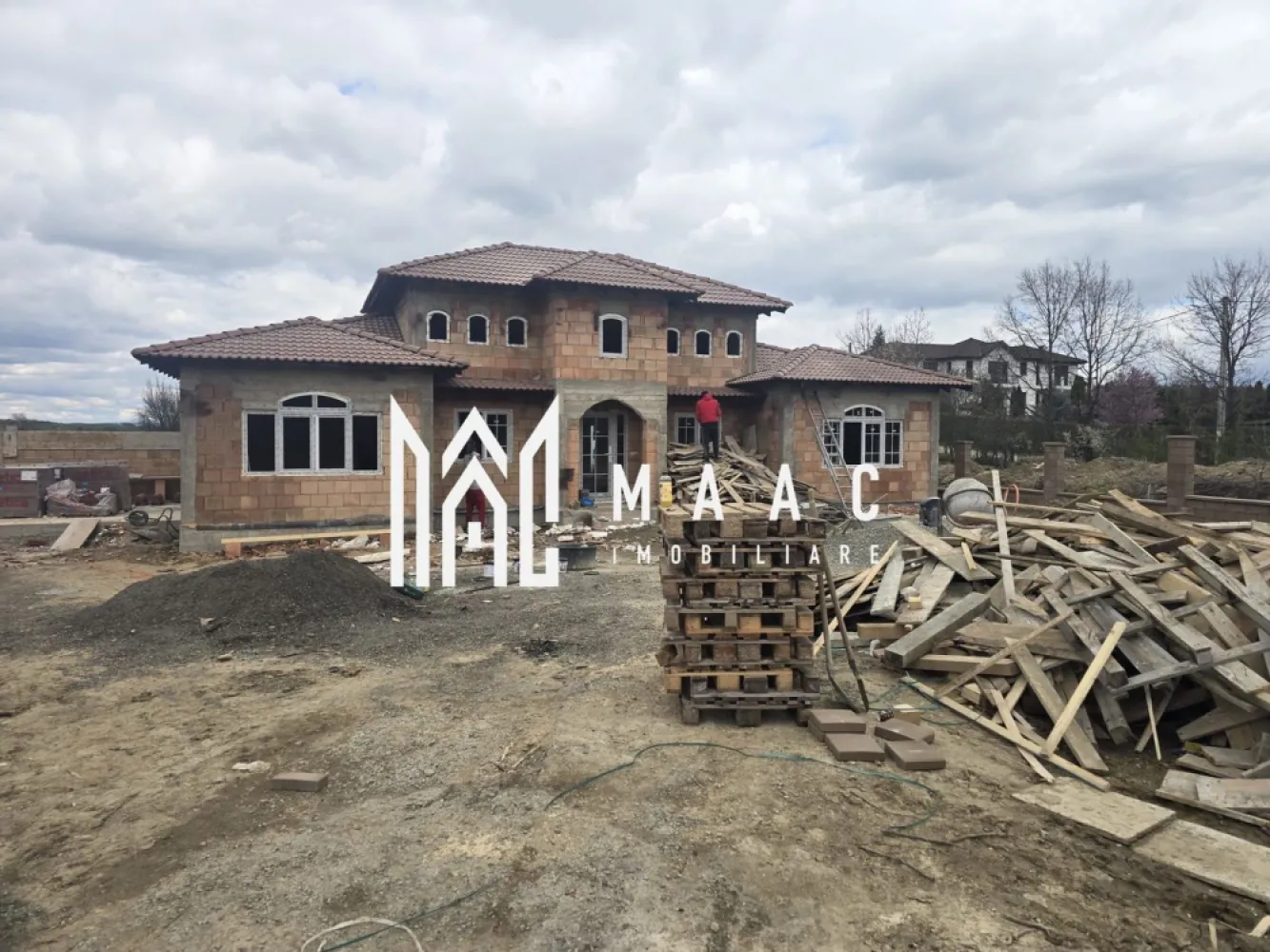 Casa stil mediteranian 4 dormitoare 800 mp teren Tocile Sibiu - COMISION 0 ! Direct DEZVOLTATOR !! Amplasată pe un teren generos de 800 mp, această casă se remarcă prin designul său primitor și finisajele premium, fiind disponibilă la vânzare cu predare la cheie interior si exterior pregătită pentru a-și întâmpina noii proprietari. Parterul, cu o suprafață utilă de 140 mp, este inteligent compartimentat și cuprinde: bucătărie spațioasă, cămară, living luminos, 3 dormitoare, 2 băi și vestibul. Spațiile sunt puse în valoare de ferestrele mari tip termopan, care oferă lumină naturală din plin și creează o atmosferă caldă și aerisită. Finisajele sunt de înaltă calitate, incluzând gresie, faianță, travertin și parchet din lemn masiv, iar șemineul din living adaugă un plus de confort și eleganță. Etajul, cu o suprafață de 50 mp, oferă un spațiu intim, compus dintr-un dormitor și o baie, ideal pentru oaspeți sau ca zonă privată. La exterior, proprietatea dispune de o terasă generoasă de 40 mp, parțial acoperită pentru zona de barbeque si relaxare. Curtea oferă acces facil prin poartă electrică, iar carportul asigură protecția autoturismului. Din punct de vedere tehnic, locuința beneficiază de izolație exterioară eficientă, centrală termică pe gaz cu calorifere și sistem de supraveghere video, oferind un nivel ridicat de confort și siguranță. Pentru mai multe detalii specificati CP3024328 . }}