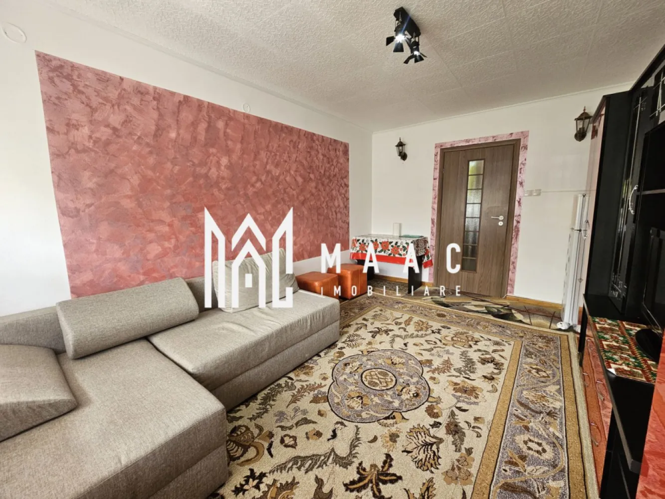 Apartament 2 camere | Decomandat | Parter | Hipodrom 1 - MAAC Imobiliare vă propune spre închiriere un apartament cu 2 camere, decomandat, situat într-o zonă foarte bine cotată din Sibiu, mai exact în cartierul Hipodrom I, cu acces rapid către principalele puncte de interes ale orașului. Locuința are o suprafață utilă de 50 mp și este amplasată la parterul unui imobil cu regim de înălțime P+4, blocul fiind izolat termic, ceea ce contribuie la un confort sporit și costuri reduse de întreținere. Compartimentarea este decomandată, oferind un spațiu bine organizat și funcțional: living luminos dormitor spațios bucătărie închisă baie dotată cu cabină de duș și geam pentru aerisire naturală Apartamentul se închiriază complet mobilat și utilat, fiind pregătit pentru mutare imediată. De asemenea, locuința beneficiază de orientare Sud-Est și geamuri termopan prevăzute cu rulouri, pentru un plus de confort și intimitate. Un avantaj important îl reprezintă poziționarea excelentă, cu acces rapid către magazine și zone comerciale: la doar 2 minute de mers pe jos de Kaufland aproximativ 7 minute de Shopping City Sibiu Condiții de închiriere: perioadă minimă contractuală: 12 luni garanție în cuantumul unei chirii nu se acceptă animale de companie Proprietatea este ideală pentru persoane sau cupluri care își doresc o locuință confortabilă, bine poziționată și gata de mutare. Pentru mai multe detalii și programarea unei vizionări, contactați echipa MAAC Imobiliare. ID: CP3031802. }}