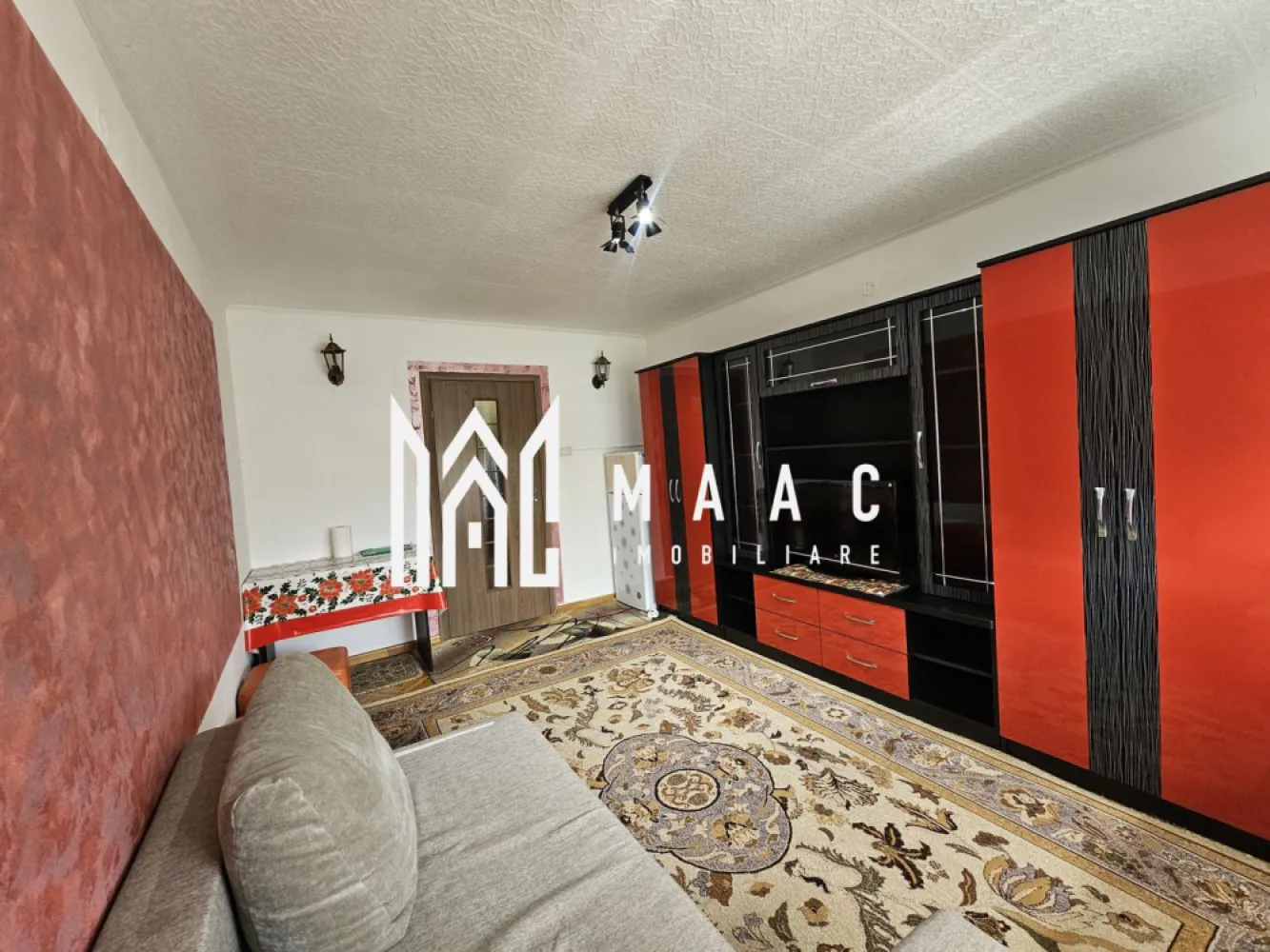 Apartament 2 camere | Decomandat | Parter | Hipodrom 1 - MAAC Imobiliare vă propune spre închiriere un apartament cu 2 camere, decomandat, situat într-o zonă foarte bine cotată din Sibiu, mai exact în cartierul Hipodrom I, cu acces rapid către principalele puncte de interes ale orașului. Locuința are o suprafață utilă de 50 mp și este amplasată la parterul unui imobil cu regim de înălțime P+4, blocul fiind izolat termic, ceea ce contribuie la un confort sporit și costuri reduse de întreținere. Compartimentarea este decomandată, oferind un spațiu bine organizat și funcțional: living luminos dormitor spațios bucătărie închisă baie dotată cu cabină de duș și geam pentru aerisire naturală Apartamentul se închiriază complet mobilat și utilat, fiind pregătit pentru mutare imediată. De asemenea, locuința beneficiază de orientare Sud-Est și geamuri termopan prevăzute cu rulouri, pentru un plus de confort și intimitate. Un avantaj important îl reprezintă poziționarea excelentă, cu acces rapid către magazine și zone comerciale: la doar 2 minute de mers pe jos de Kaufland aproximativ 7 minute de Shopping City Sibiu Condiții de închiriere: perioadă minimă contractuală: 12 luni garanție în cuantumul unei chirii nu se acceptă animale de companie Proprietatea este ideală pentru persoane sau cupluri care își doresc o locuință confortabilă, bine poziționată și gata de mutare. Pentru mai multe detalii și programarea unei vizionări, contactați echipa MAAC Imobiliare. ID: CP3031802. }}