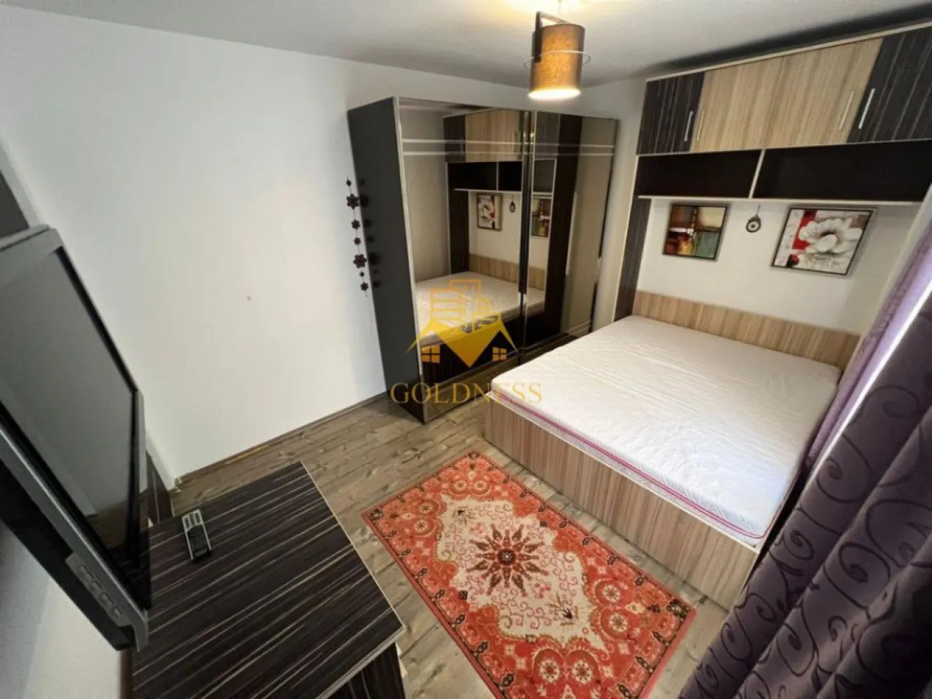 3 camere, modern, Buna Ziua zona Grand Hotel Italia, LIDL, Fagului - GOLDNESS Imobiliare vă propune spre închiriere un apartament cu 3 camere complet mobilat și utilat, la etajul 1 într-un imobil de 4 etaje, în cartierul Buna Ziua . Apartamentul este compartimentat astfel: - dormitor cu pat matrimonial, dressing, noptiere - dormitor cu pat matrimonial, spatiu pentru depozitare, birou - living cu bucatarie open-space complet utilată, canapea extensibla, loc de servit masa - baie cu cabina de dus, calorifer port prosop inox și dulap pentru depozitare. - terasa de 12 mp. Imobilul este dotat cu toate cele necesare- centrală proprie, mașină de spălat haine, frigider, plită electrică, hotă, etc. Se află în apropierea stațiilor de transport în comun, magazine, restaurante, spații verzi, farmacii, etc. Posibilitate de parcare in zona ! Dacă sunteți interesați de acest apartament și doriți să îl vizionați, dar și pentru alte oferte sau detalii nu ezitați să ne contactați telefonic sau prin e-mail - goldnessimobiliare@gmail.com. Vă stăm la dispoziție! Pentru intermediere se percepe un comision de 50% din prețul chiriei! }}