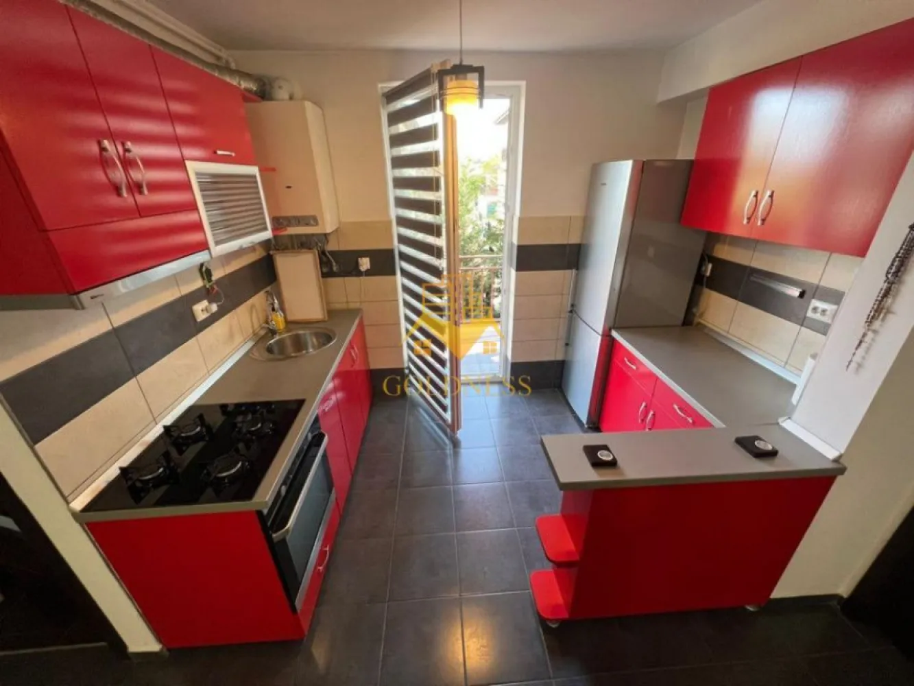 3 camere, modern, Buna Ziua zona Grand Hotel Italia, LIDL, Fagului - GOLDNESS Imobiliare vă propune spre închiriere un apartament cu 3 camere complet mobilat și utilat, la etajul 1 într-un imobil de 4 etaje, în cartierul Buna Ziua . Apartamentul este compartimentat astfel: - dormitor cu pat matrimonial, dressing, noptiere - dormitor cu pat matrimonial, spatiu pentru depozitare, birou - living cu bucatarie open-space complet utilată, canapea extensibla, loc de servit masa - baie cu cabina de dus, calorifer port prosop inox și dulap pentru depozitare. - terasa de 12 mp. Imobilul este dotat cu toate cele necesare- centrală proprie, mașină de spălat haine, frigider, plită electrică, hotă, etc. Se află în apropierea stațiilor de transport în comun, magazine, restaurante, spații verzi, farmacii, etc. Posibilitate de parcare in zona ! Dacă sunteți interesați de acest apartament și doriți să îl vizionați, dar și pentru alte oferte sau detalii nu ezitați să ne contactați telefonic sau prin e-mail - goldnessimobiliare@gmail.com. Vă stăm la dispoziție! Pentru intermediere se percepe un comision de 50% din prețul chiriei! }}