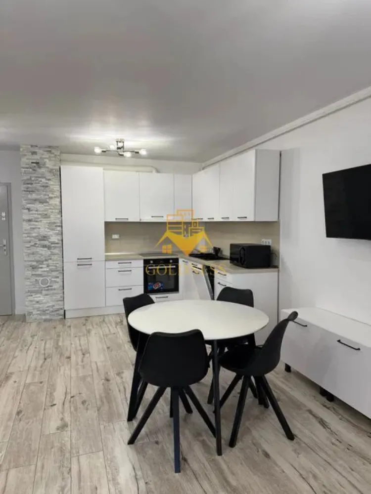 3 camere, modern, bloc nou, terasa,2 parcari, et 14, Zorilor Zona LIDL - GOLDNESS Imobiliare vă propune spre închiriere un apartament cu 3 camere complet mobilat și utilat, la etajul 5 într-un imobil de 15 etaje, în cartierul Zorilor. Apartamentul este compartimentat astfel: - dormitor cu pat matrimonial, dressing, noptiere - dormitor cu pat matrimonial, dulap pentru haine - living cu bucatarie open-space complet utilată, canapea extensibla, loc de servit masa - baie cu cana, calorifer port prosop inox și dulap pentru depozitare. - 2 terase de 10 mp. Imobilul este dotat cu toate cele necesare - centrală proprie, mașină de spălat haine, frigider, plită electrică, hotă, TV, etc. Se află în apropierea stațiilor de transport în comun, magazine, restaurante, spații verzi, farmacii, etc. Dispune de loc de parcare subterana! }}