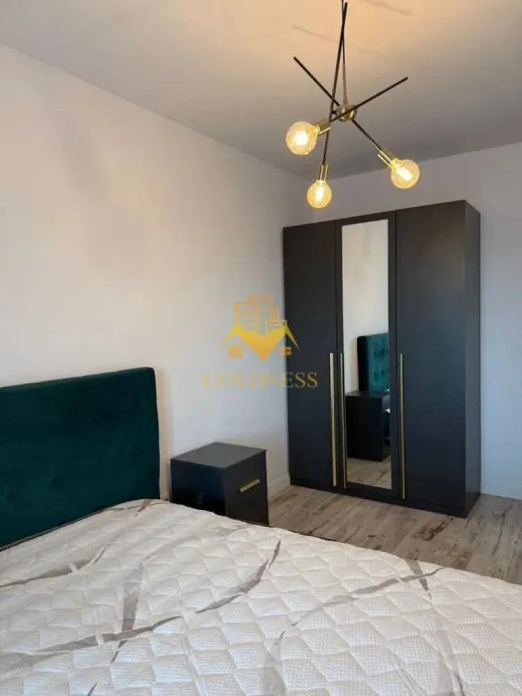 3 camere, modern, bloc nou, terasa,2 parcari, et 14, Zorilor Zona LIDL - GOLDNESS Imobiliare vă propune spre închiriere un apartament cu 3 camere complet mobilat și utilat, la etajul 5 într-un imobil de 15 etaje, în cartierul Zorilor. Apartamentul este compartimentat astfel: - dormitor cu pat matrimonial, dressing, noptiere - dormitor cu pat matrimonial, dulap pentru haine - living cu bucatarie open-space complet utilată, canapea extensibla, loc de servit masa - baie cu cana, calorifer port prosop inox și dulap pentru depozitare. - 2 terase de 10 mp. Imobilul este dotat cu toate cele necesare - centrală proprie, mașină de spălat haine, frigider, plită electrică, hotă, TV, etc. Se află în apropierea stațiilor de transport în comun, magazine, restaurante, spații verzi, farmacii, etc. Dispune de loc de parcare subterana! }}