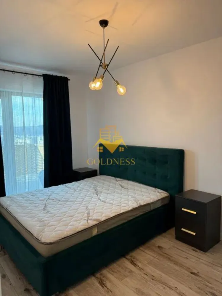 3 camere, modern, bloc nou, terasa,2 parcari, et 14, Zorilor Zona LIDL - GOLDNESS Imobiliare vă propune spre închiriere un apartament cu 3 camere complet mobilat și utilat, la etajul 5 într-un imobil de 15 etaje, în cartierul Zorilor. Apartamentul este compartimentat astfel: - dormitor cu pat matrimonial, dressing, noptiere - dormitor cu pat matrimonial, dulap pentru haine - living cu bucatarie open-space complet utilată, canapea extensibla, loc de servit masa - baie cu cana, calorifer port prosop inox și dulap pentru depozitare. - 2 terase de 10 mp. Imobilul este dotat cu toate cele necesare - centrală proprie, mașină de spălat haine, frigider, plită electrică, hotă, TV, etc. Se află în apropierea stațiilor de transport în comun, magazine, restaurante, spații verzi, farmacii, etc. Dispune de loc de parcare subterana! }}