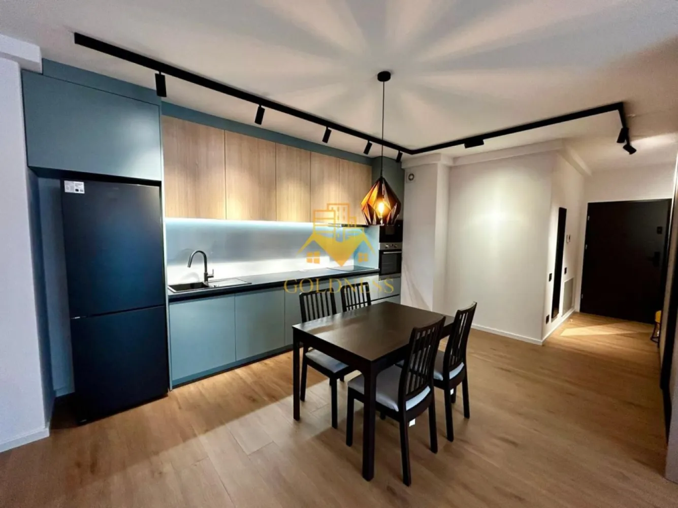 2 camere open space, Premium,Parcare, Liberty, Zona Semicentral, Iris - GOLDNESS Imobiliare vă propune spre închiriere un apartament cu 2 camere open space, complet mobilat și utilat, la etajul 5 într-un imobil de 6 etaje, în Cartierul Iris. Dispune de loc de parcare subteran! Se află în apropierea stațiilor de transport în comun, magazine, restaurante, spații verzi, farmacii, etc. Apartamentul este compartimentat astfel: - dormitor cu pat matrimonial, dressing, noptiere - living cu bucatarie open space complet utilată și mobilată, canapea extensibilă, loc de servit masa - baie cu cabina de dus, calorifer port prosop și dulap pentru depozitare. - balcon de 4 mp. Imobilul este dotat cu toate cele necesare- centrală proprie, frigider, aragaz, hotă, mașină de spălat haine, etc. Dacă sunteți interesați de acest apartament și doriți să îl vizionați, dar și pentru alte oferte nu ezitați să ne contactați telefonic sau prin e-mail. Vă stăm la dispoziție! Pentru intermediere se percepe un comision de 50% din prețul chiriei! }}