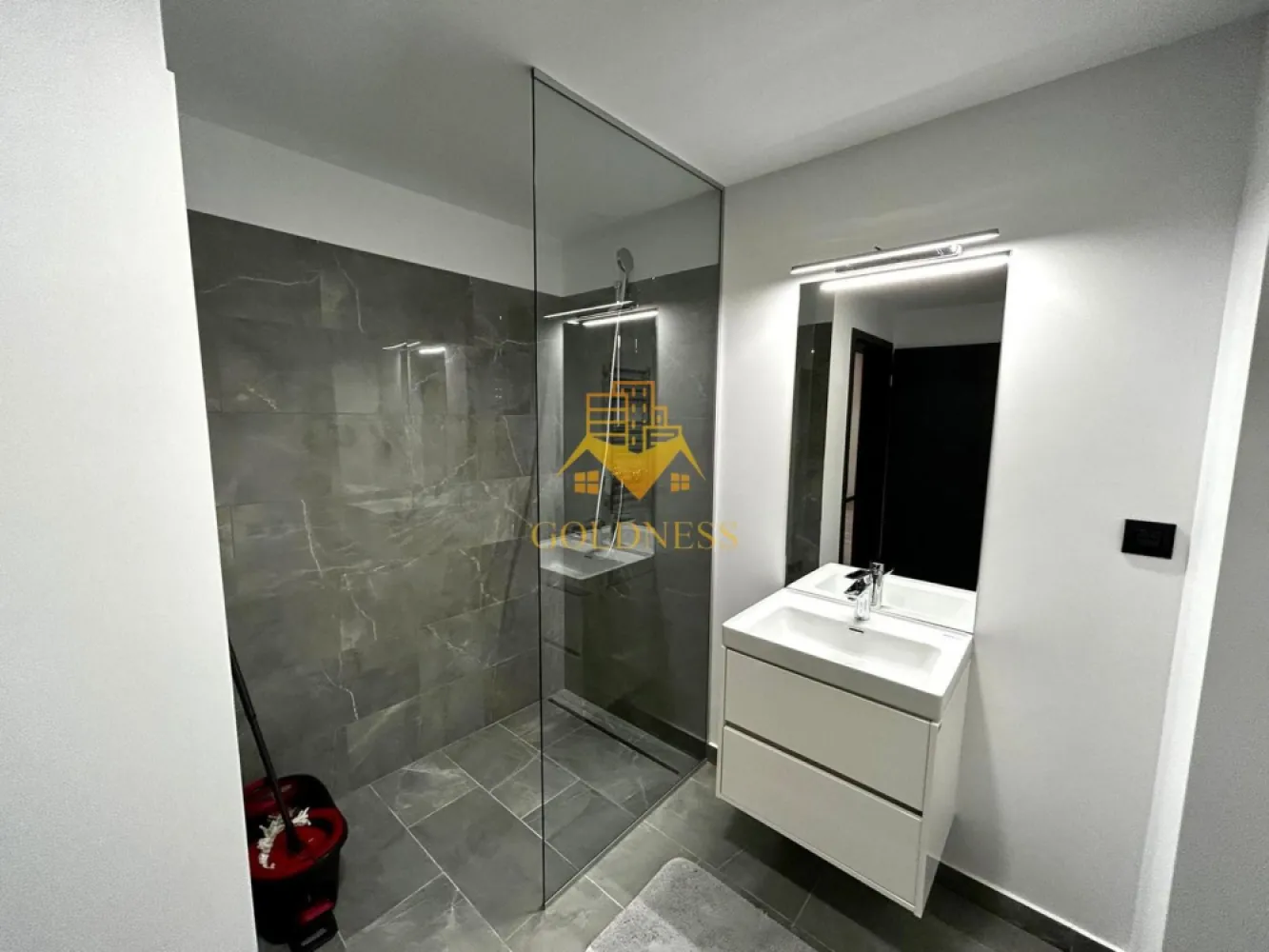 2 camere open space, Premium,Parcare, Liberty, Zona Semicentral, Iris - GOLDNESS Imobiliare vă propune spre închiriere un apartament cu 2 camere open space, complet mobilat și utilat, la etajul 5 într-un imobil de 6 etaje, în Cartierul Iris. Dispune de loc de parcare subteran! Se află în apropierea stațiilor de transport în comun, magazine, restaurante, spații verzi, farmacii, etc. Apartamentul este compartimentat astfel: - dormitor cu pat matrimonial, dressing, noptiere - living cu bucatarie open space complet utilată și mobilată, canapea extensibilă, loc de servit masa - baie cu cabina de dus, calorifer port prosop și dulap pentru depozitare. - balcon de 4 mp. Imobilul este dotat cu toate cele necesare- centrală proprie, frigider, aragaz, hotă, mașină de spălat haine, etc. Dacă sunteți interesați de acest apartament și doriți să îl vizionați, dar și pentru alte oferte nu ezitați să ne contactați telefonic sau prin e-mail. Vă stăm la dispoziție! Pentru intermediere se percepe un comision de 50% din prețul chiriei! }}