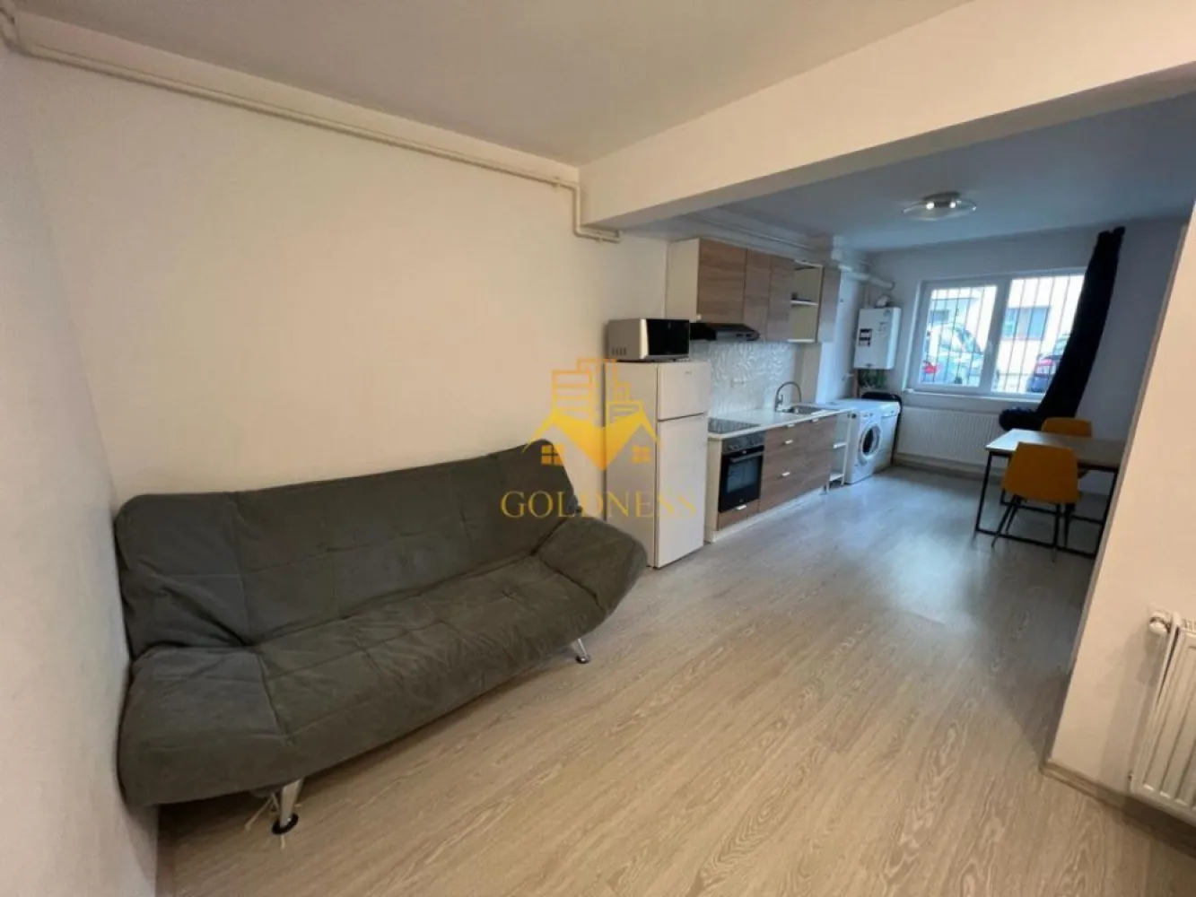 2 camere, modern, bloc nou, Baciu, Galaxiei zona Old GYM, Pet Friendly - GOLDNESS Imobiliare vă propune spre închiriere un apartament cu 2 camere complet mobilat și utilat, la parter într-un imobil de 7 etaje, în Baciu. Apartamentul este compartimentat astfel: - dormitor cu pat matrimonial, spatiu pentru depozitare - living cu bucatarie open-space complet utilată, canapea extensibilă, loc de servit masa - baie cu vana, calorifer port prosop inox și dulap pentru depozitare. Imobilul este dotat cu toate cele necesare- centrală proprie, mașină de spălat haine, frigider, plită electrică, hotă, etc. Se află în apropierea stațiilor de transport în comun, magazine, restaurante, spații verzi, farmacii, etc. Posibilitate de parcare in zona ! Dacă sunteți interesați de acest apartament și doriți să îl vizionați, dar și pentru alte oferte sau detalii nu ezitați să ne contactați telefonic sau prin e-mail - goldnessimobiliare@gmail.com. Vă stăm la dispoziție! }}