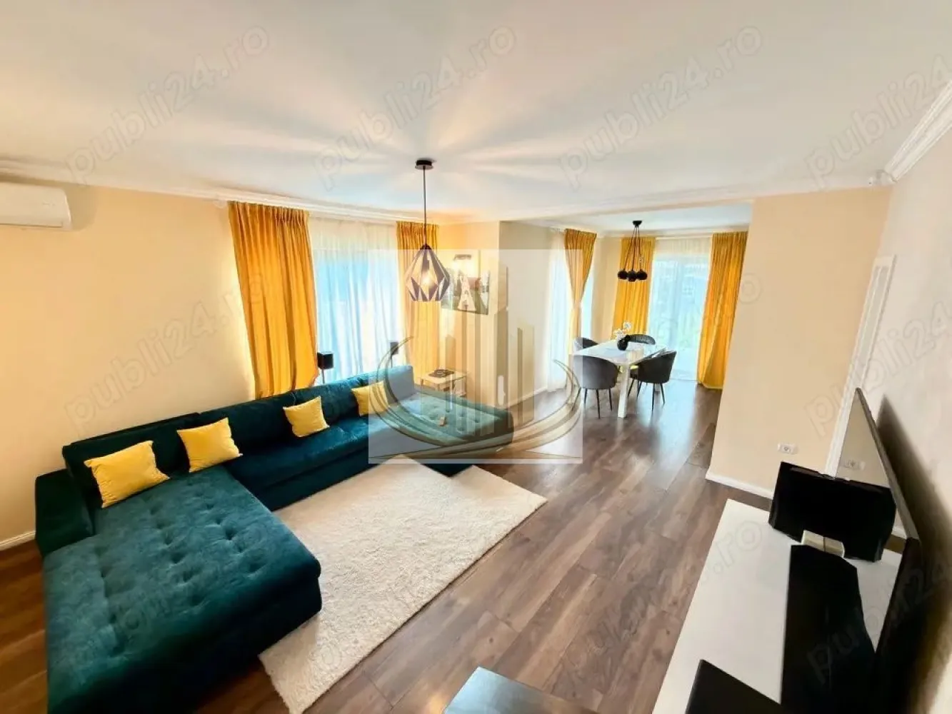 Duplex Modern | 4 Camere | 120 mp Utili | Teren 300 mp, Zonă Liniștita - Grand Mobilis Imobiliare vă propune spre vânzare un duplex modern, situat într-o zonă foarte apreciată din Timișoara, pe o stradă închisă, ferită de trafic și zgomot – ideală pentru o familie care își dorește liniște și confort. Construit în 2019, imobilul impresionează prin compartimentarea eficientă, spațiile generoase și dotările moderne, fiind pregătit pentru mutare imediată. 📍 Localizare excelentă: Proprietatea beneficiază de o poziționare ideală – într-o zonă liniștită, dar cu acces facil către principalele artere ale orașului și către Iulius Town. În imediata apropiere se regăsesc magazine și alte puncte de interes, oferind un stil de viață comod și echilibrat. 📐 Date tehnice: Suprafață utilă: 120 mp Suprafață teren: 300 mp An construcție: 2019 🏠 Compartimentare: Parter: Hol de acces Cameră tehnică (dotată cu mașină de spălat, uscător și dressing) Baie Spațiu de depozitare sub scară Living open-space cu bucătărie complet mobilată și utilată Ieșire către terasă generoasă de 20 mp 💡 Deși bucătăria este open-space, compartimentarea permite închiderea acesteia, în funcție de preferințele viitorului proprietar. Etaj: Hol 3 dormitoare Baie Dressing Ieșire către terasă și acces la pod ✨ Dotări & beneficii: Încălzire în pardoseală Centrală termică proprie pe gaz Sistem de climatizare în fiecare cameră Sistem de supraveghere video Sistem de alarmă Porți automate cu deschidere electrică 🌿 Exterior: Curtea este complet amenajată, cu pavele, piatră decorativă și spații verzi atent întreținute – un spațiu ideal pentru relaxare și timp petrecut în familie. 💛 De ce să alegi această proprietate? Pentru liniștea oferită de o stradă închisă, confortul unei case moderne și poziționarea excelentă, care îți oferă acces rapid către oraș și toate facilitățile necesare. 📞 Pentru mai multe detalii sau programarea unei vizionări, echipa Grand Mobilis Imobiliare vă stă la dispoziție! ID Intern: CP3036624 }}