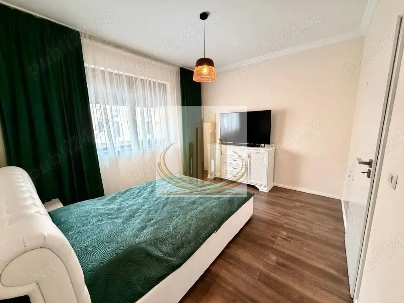 Duplex Modern | 4 Camere | 120 mp Utili | Teren 300 mp, Zonă Liniștita - Grand Mobilis Imobiliare vă propune spre vânzare un duplex modern, situat într-o zonă foarte apreciată din Timișoara, pe o stradă închisă, ferită de trafic și zgomot – ideală pentru o familie care își dorește liniște și confort. Construit în 2019, imobilul impresionează prin compartimentarea eficientă, spațiile generoase și dotările moderne, fiind pregătit pentru mutare imediată. 📍 Localizare excelentă: Proprietatea beneficiază de o poziționare ideală – într-o zonă liniștită, dar cu acces facil către principalele artere ale orașului și către Iulius Town. În imediata apropiere se regăsesc magazine și alte puncte de interes, oferind un stil de viață comod și echilibrat. 📐 Date tehnice: Suprafață utilă: 120 mp Suprafață teren: 300 mp An construcție: 2019 🏠 Compartimentare: Parter: Hol de acces Cameră tehnică (dotată cu mașină de spălat, uscător și dressing) Baie Spațiu de depozitare sub scară Living open-space cu bucătărie complet mobilată și utilată Ieșire către terasă generoasă de 20 mp 💡 Deși bucătăria este open-space, compartimentarea permite închiderea acesteia, în funcție de preferințele viitorului proprietar. Etaj: Hol 3 dormitoare Baie Dressing Ieșire către terasă și acces la pod ✨ Dotări & beneficii: Încălzire în pardoseală Centrală termică proprie pe gaz Sistem de climatizare în fiecare cameră Sistem de supraveghere video Sistem de alarmă Porți automate cu deschidere electrică 🌿 Exterior: Curtea este complet amenajată, cu pavele, piatră decorativă și spații verzi atent întreținute – un spațiu ideal pentru relaxare și timp petrecut în familie. 💛 De ce să alegi această proprietate? Pentru liniștea oferită de o stradă închisă, confortul unei case moderne și poziționarea excelentă, care îți oferă acces rapid către oraș și toate facilitățile necesare. 📞 Pentru mai multe detalii sau programarea unei vizionări, echipa Grand Mobilis Imobiliare vă stă la dispoziție! ID Intern: CP3036624 }}
