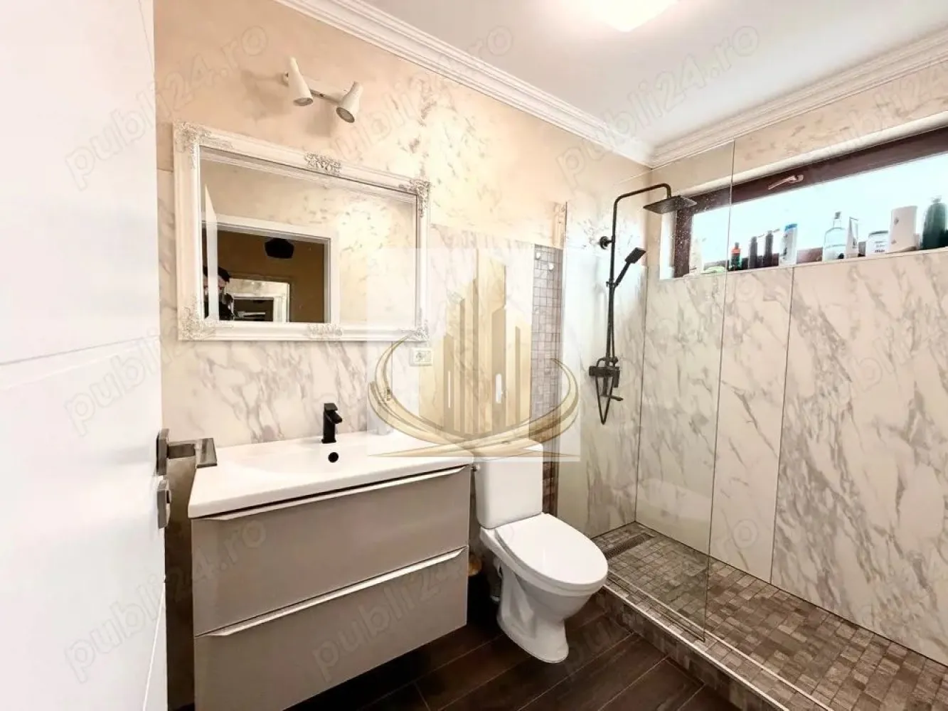 Duplex Modern | 4 Camere | 120 mp Utili | Teren 300 mp, Zonă Liniștita - Grand Mobilis Imobiliare vă propune spre vânzare un duplex modern, situat într-o zonă foarte apreciată din Timișoara, pe o stradă închisă, ferită de trafic și zgomot – ideală pentru o familie care își dorește liniște și confort. Construit în 2019, imobilul impresionează prin compartimentarea eficientă, spațiile generoase și dotările moderne, fiind pregătit pentru mutare imediată. 📍 Localizare excelentă: Proprietatea beneficiază de o poziționare ideală – într-o zonă liniștită, dar cu acces facil către principalele artere ale orașului și către Iulius Town. În imediata apropiere se regăsesc magazine și alte puncte de interes, oferind un stil de viață comod și echilibrat. 📐 Date tehnice: Suprafață utilă: 120 mp Suprafață teren: 300 mp An construcție: 2019 🏠 Compartimentare: Parter: Hol de acces Cameră tehnică (dotată cu mașină de spălat, uscător și dressing) Baie Spațiu de depozitare sub scară Living open-space cu bucătărie complet mobilată și utilată Ieșire către terasă generoasă de 20 mp 💡 Deși bucătăria este open-space, compartimentarea permite închiderea acesteia, în funcție de preferințele viitorului proprietar. Etaj: Hol 3 dormitoare Baie Dressing Ieșire către terasă și acces la pod ✨ Dotări & beneficii: Încălzire în pardoseală Centrală termică proprie pe gaz Sistem de climatizare în fiecare cameră Sistem de supraveghere video Sistem de alarmă Porți automate cu deschidere electrică 🌿 Exterior: Curtea este complet amenajată, cu pavele, piatră decorativă și spații verzi atent întreținute – un spațiu ideal pentru relaxare și timp petrecut în familie. 💛 De ce să alegi această proprietate? Pentru liniștea oferită de o stradă închisă, confortul unei case moderne și poziționarea excelentă, care îți oferă acces rapid către oraș și toate facilitățile necesare. 📞 Pentru mai multe detalii sau programarea unei vizionări, echipa Grand Mobilis Imobiliare vă stă la dispoziție! ID Intern: CP3036624 }}