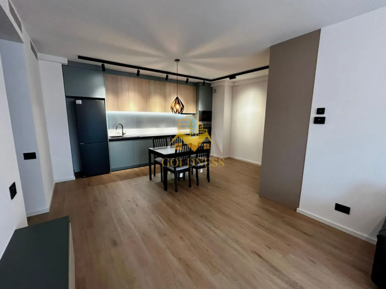 2 camere open space, Premium,Parcare, Liberty, Zona Semicentral, Iris - GOLDNESS Imobiliare vă propune spre închiriere un apartament cu 2 camere open space, complet mobilat și utilat, la etajul 5 într-un imobil de 6 etaje, în Cartierul Iris. Dispune de loc de parcare subteran! Se află în apropierea stațiilor de transport în comun, magazine, restaurante, spații verzi, farmacii, etc. Apartamentul este compartimentat astfel: - dormitor cu pat matrimonial, dressing, noptiere - living cu bucatarie open space complet utilată și mobilată, canapea extensibilă, loc de servit masa - baie cu cabina de dus, calorifer port prosop și dulap pentru depozitare. - balcon de 4 mp. Imobilul este dotat cu toate cele necesare- centrală proprie, frigider, aragaz, hotă, mașină de spălat haine, etc. Dacă sunteți interesați de acest apartament și doriți să îl vizionați, dar și pentru alte oferte nu ezitați să ne contactați telefonic sau prin e-mail. Vă stăm la dispoziție! Pentru intermediere se percepe un comision de 50% din prețul chiriei! }}