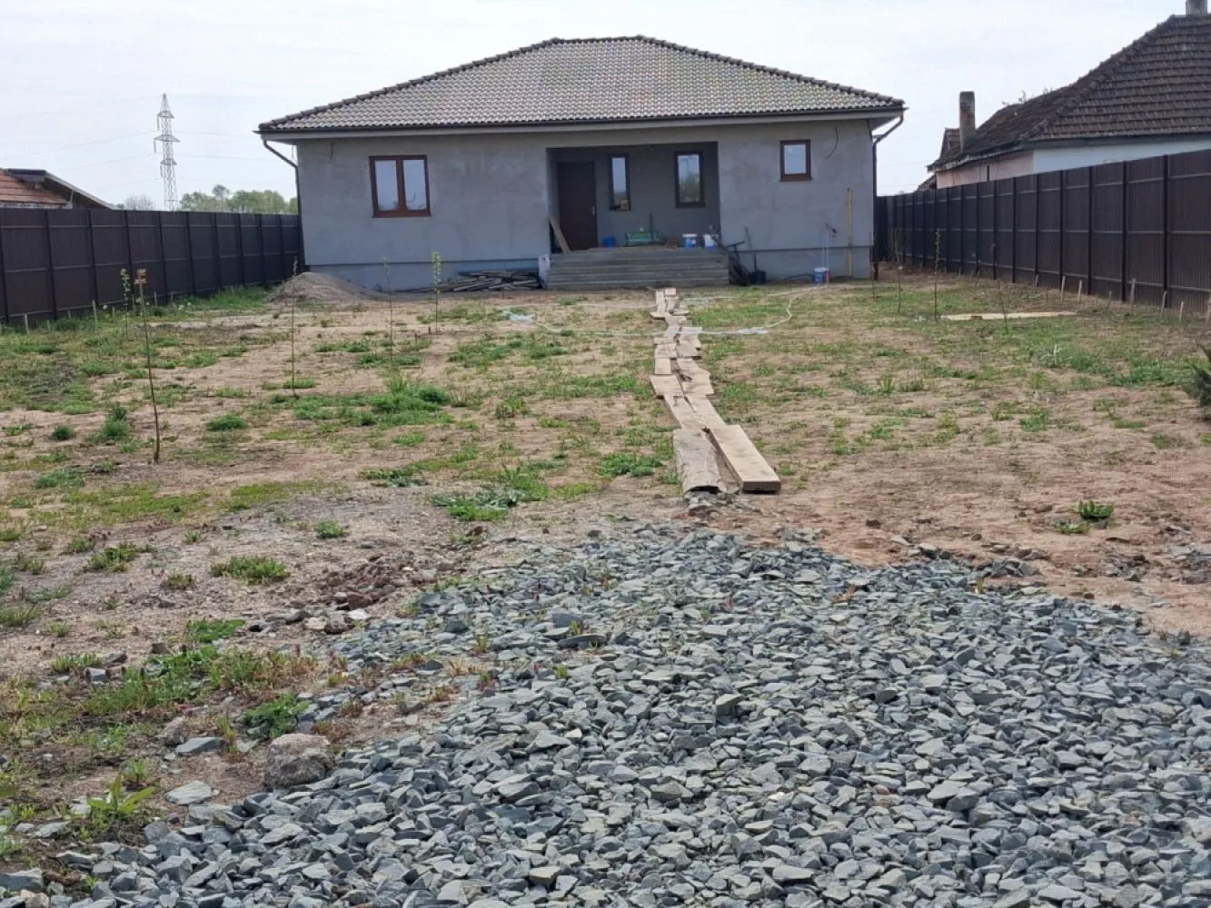 BRASADAS vinde casa individuala NOUA in Balta Blonda. - Agentia Imobiliara BRASADAS vinde sau inchiriaza casa individuala finalizata in 2026 de tip PARTER situata in Balta Blonda cu teren aferent de 9600 mp. Are doua dormitoare, living si bucatarie deschisa, incalzire prin pardoseala. Www.brasadas.com. }}