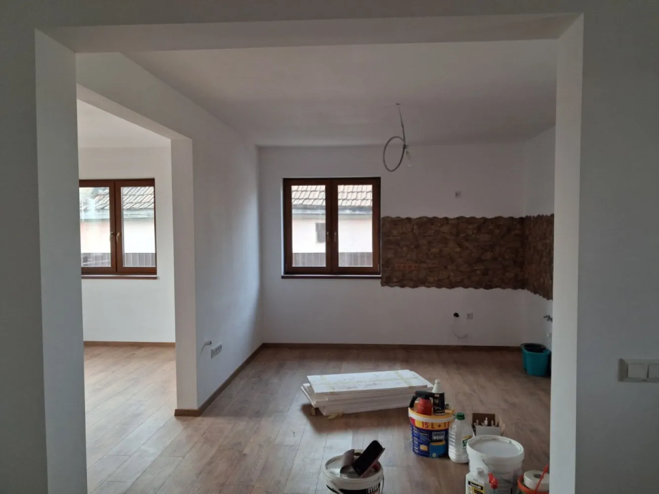 BRASADAS vinde casa individuala NOUA in Balta Blonda. - Agentia Imobiliara BRASADAS vinde sau inchiriaza casa individuala finalizata in 2026 de tip PARTER situata in Balta Blonda cu teren aferent de 9600 mp. Are doua dormitoare, living si bucatarie deschisa, incalzire prin pardoseala. Www.brasadas.com. }}