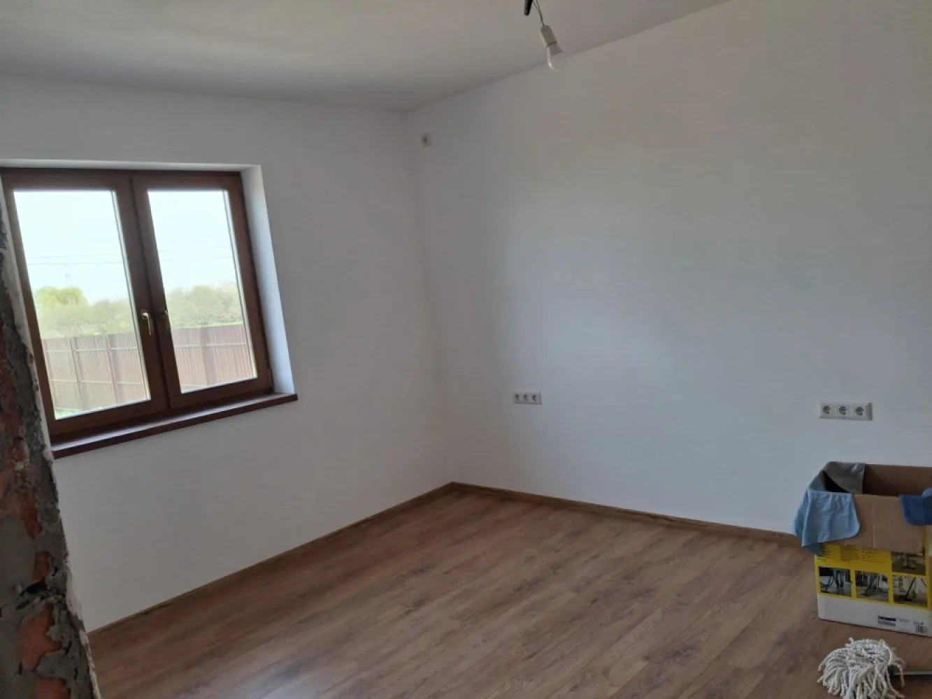 BRASADAS vinde casa individuala NOUA in Balta Blonda. - Agentia Imobiliara BRASADAS vinde sau inchiriaza casa individuala finalizata in 2026 de tip PARTER situata in Balta Blonda cu teren aferent de 9600 mp. Are doua dormitoare, living si bucatarie deschisa, incalzire prin pardoseala. Www.brasadas.com. }}