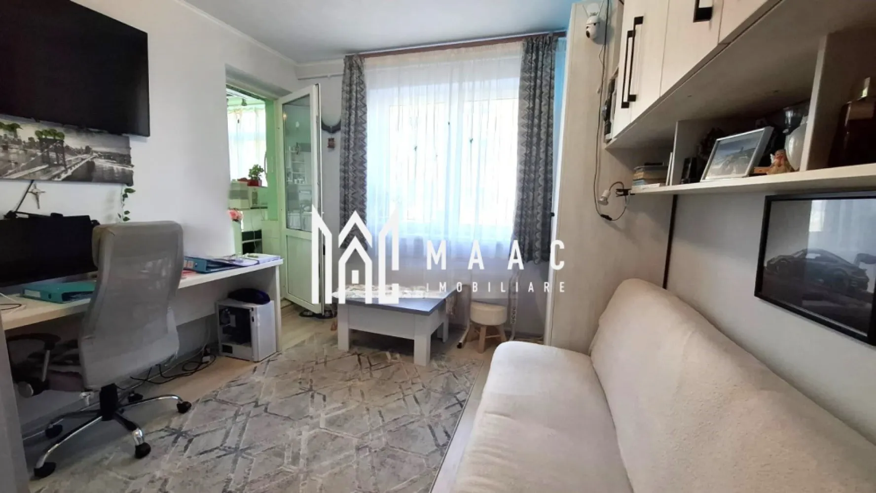 Apartament 1 camera I Loc de parcare I Pivnita I Sub Arini - Vă propunem spre vânzare un apartament deosebit, cu 2 camere decomandate, situat la parterul înalt al unui imobil solid și izolat termic, amplasat într-o zonă exclusivistă – Calea Dumbrăvii, la doar 3 minute de mers pe jos de Parcul Sub Arini. Detalii generale: • Suprafață utilă: generoasă, compartimentare eficientă; • Compartimentare: hol central, bucătărie separată, living luminos, dormitor confortabil, baie cu fereastră, debara și dressing spațios; • Holul principal: aproximativ 6 metri lungime, oferind o zonă practică de acces și depozitare; • Dressing pe hol: aproximativ 4 metri, ideal pentru organizarea hainelor și accesoriilor; • Beci funcțional sub camera mică – util pentru depozitare suplimentară. Dotări și finisaje: • Apartamentul se vinde complet mobilat și utilat; • Aer condiționat instalat; • Geamuri tripan ce asigură izolare fonică și termică excelentă; • Bloc izolat termic, costuri reduse de întreținere pe tot parcursul anului; • Loc de parcare inclus, amplasat chiar sub fereastra apartamentului – un avantaj rar în zonă. Construcție solidă, întreținută impecabil; Proprietatea se află într-o zonă liniștită, fără trafic intens, circulația fiind limitată la rezidenții ansamblului. În imediata apropiere se regăsesc parcul Sub Arini, instituții de învățământ, magazine, restaurante și mijloace de transport în comun. Pentru mai multe detalii precizati telefonic ca ati vazut anuntul cu ID: CP2800784 }}