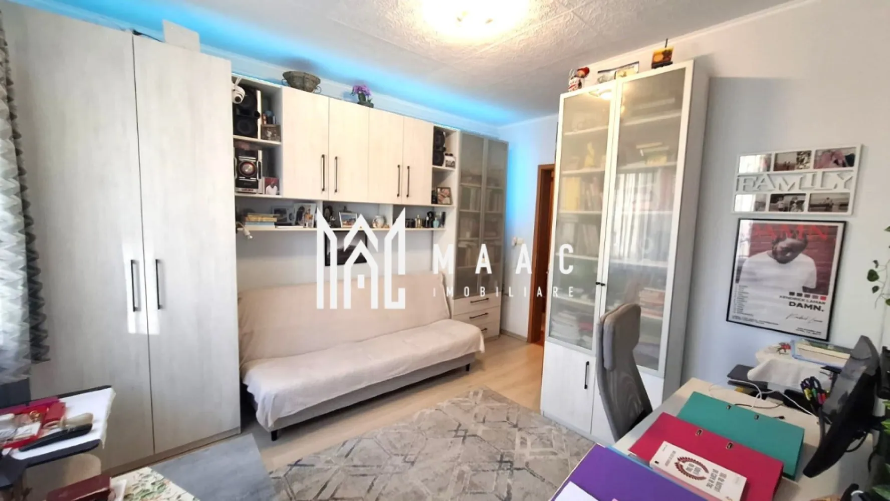 Apartament 1 camera I Loc de parcare I Pivnita I Sub Arini - Vă propunem spre vânzare un apartament deosebit, cu 2 camere decomandate, situat la parterul înalt al unui imobil solid și izolat termic, amplasat într-o zonă exclusivistă – Calea Dumbrăvii, la doar 3 minute de mers pe jos de Parcul Sub Arini. Detalii generale: • Suprafață utilă: generoasă, compartimentare eficientă; • Compartimentare: hol central, bucătărie separată, living luminos, dormitor confortabil, baie cu fereastră, debara și dressing spațios; • Holul principal: aproximativ 6 metri lungime, oferind o zonă practică de acces și depozitare; • Dressing pe hol: aproximativ 4 metri, ideal pentru organizarea hainelor și accesoriilor; • Beci funcțional sub camera mică – util pentru depozitare suplimentară. Dotări și finisaje: • Apartamentul se vinde complet mobilat și utilat; • Aer condiționat instalat; • Geamuri tripan ce asigură izolare fonică și termică excelentă; • Bloc izolat termic, costuri reduse de întreținere pe tot parcursul anului; • Loc de parcare inclus, amplasat chiar sub fereastra apartamentului – un avantaj rar în zonă. Construcție solidă, întreținută impecabil; Proprietatea se află într-o zonă liniștită, fără trafic intens, circulația fiind limitată la rezidenții ansamblului. În imediata apropiere se regăsesc parcul Sub Arini, instituții de învățământ, magazine, restaurante și mijloace de transport în comun. Pentru mai multe detalii precizati telefonic ca ati vazut anuntul cu ID: CP2800784 }}