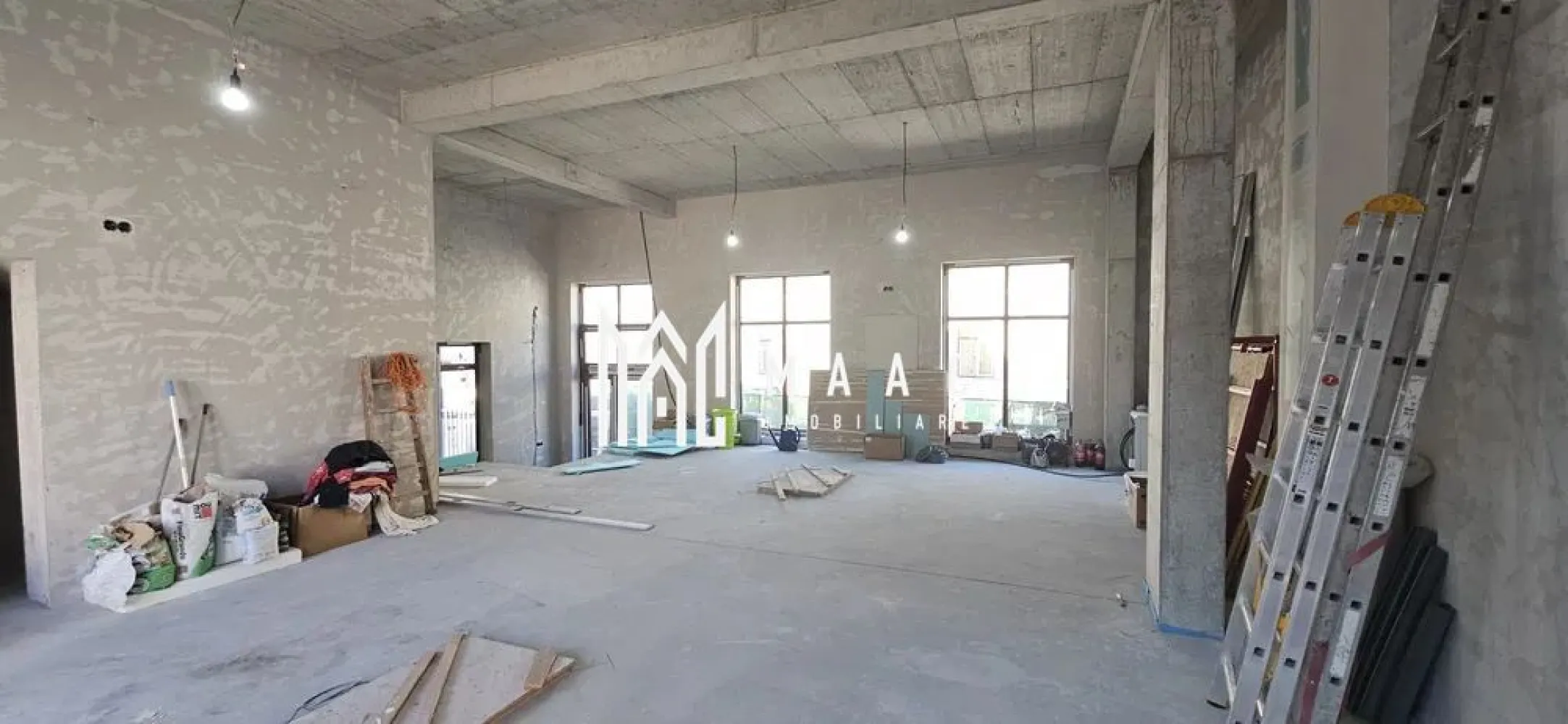 Spatiu Comercial I Open Space I Central - Va propunem spre inchiriere un spatiu comercial pretabil spre inchiriere situat la parterul si demisolul unui imobil din zona Centrala.

- spațiu comercial situat la parter 90 mp open space, suprafața vitrata mare la strada , înălțime 4 m, curent trifazic , încălzire in pardoseala, toaletă separată..
 Terasă adiacentă cu acces din spațiu 40 mp gratis.

- ⁠spațiu comercial situat la demisol 180 mp ,înălțime 4m , 2 uși da acces .

- ⁠Spațiile se pot închiria împreună sau separat la stadiul de gri ,se amenajează de chiriași în funcție de scopul destinației .

Se inchiriaza pe termen lung.

Pentru mai multe detalii precizati telefonic ca ati vazut anuntul cu ID: CP2297272