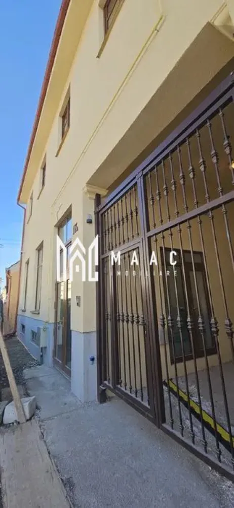 Spatiu Comercial I Open Space I Central - Va propunem spre inchiriere un spatiu comercial pretabil spre inchiriere situat la parterul si demisolul unui imobil din zona Centrala.

- spațiu comercial situat la parter 90 mp open space, suprafața vitrata mare la strada , înălțime 4 m, curent trifazic , încălzire in pardoseala, toaletă separată..
 Terasă adiacentă cu acces din spațiu 40 mp gratis.

- ⁠spațiu comercial situat la demisol 180 mp ,înălțime 4m , 2 uși da acces .

- ⁠Spațiile se pot închiria împreună sau separat la stadiul de gri ,se amenajează de chiriași în funcție de scopul destinației .

Se inchiriaza pe termen lung.

Pentru mai multe detalii precizati telefonic ca ati vazut anuntul cu ID: CP2297272