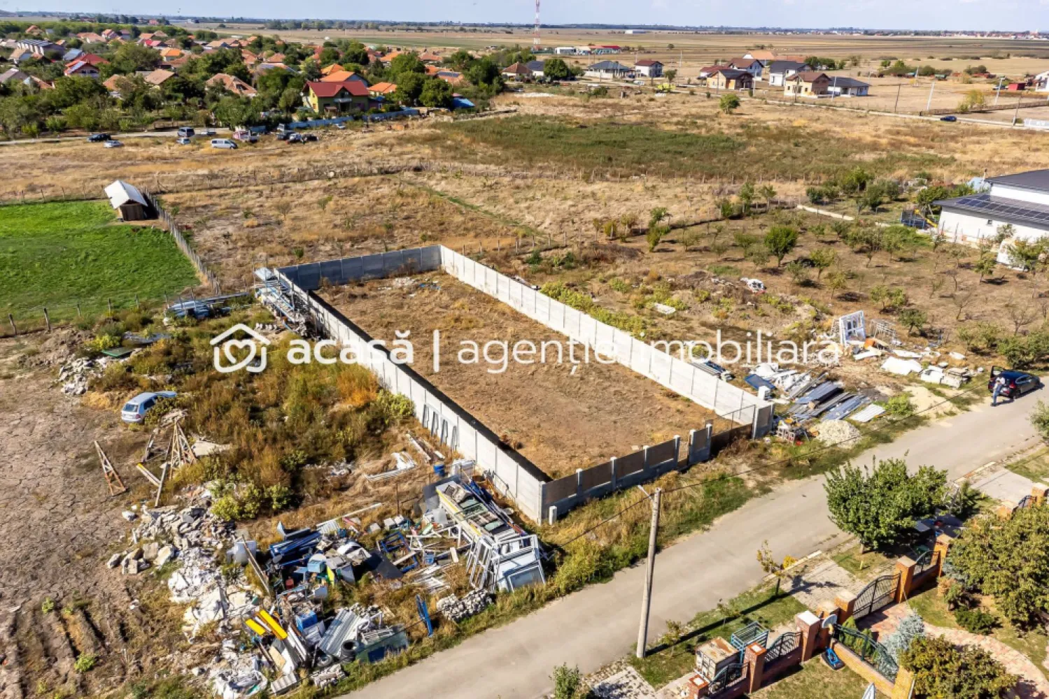Teren de 733 mp în Livada, cu gard finalizat, Comision 0 - Comision 0% Vă propunem spre vânzare un teren cu suprafața de 733 mp si front stradal de 17 ml, situat într-o zonă liniștită și în plină dezvoltare din Livada. ✔ Utilități disponibile la teren: gaz, curent, apă ✔ Gard finalizat – proprietatea este deja delimitată ✔ Proiect de casă disponibil – dacă se dorește, cumpărătorul poate beneficia de un plan gândit pentru acest teren 📍 Locația oferă liniște și confort, cu acces rapid spre Arad, fiind ideală pentru cei care își doresc o locuință modernă la câțiva pași de oraș. 🔑 Un teren complet pregătit pentru a-ți transforma visul în realitate. 📞 Pentru detalii și programarea unei vizionări: Blaga Flavius – 0754467525 Consultant imobiliar acreditat APAIR (Asociația Profesională a Agenților Imobiliari din România) Nu dispui de toată suma? Te ajutăm noi gratuit! Îți obținem oferte de la 16 bănci. Ai o proprietate de vânzare în Arad și vrei să știi cât valorează cu adevărat? Birou: ACASĂ | Agenție imobiliară Arad Adresă: Bulevardul Decebal 2, Arad 310133 }}