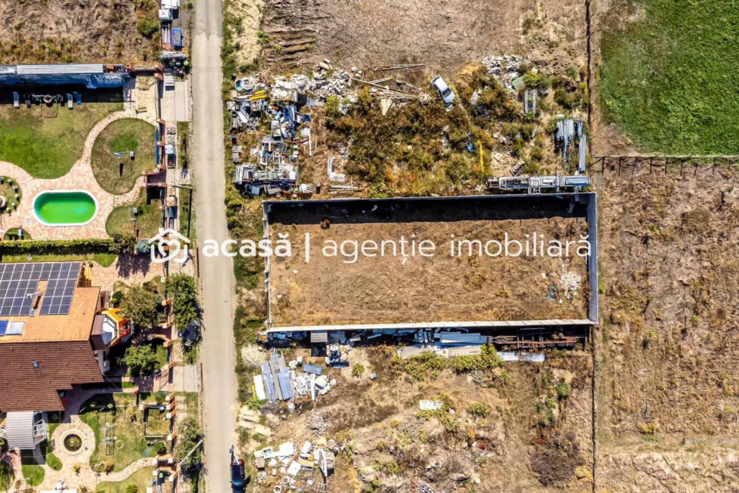 Teren de 733 mp în Livada, cu gard finalizat, Comision 0 - Comision 0% Vă propunem spre vânzare un teren cu suprafața de 733 mp si front stradal de 17 ml, situat într-o zonă liniștită și în plină dezvoltare din Livada. ✔ Utilități disponibile la teren: gaz, curent, apă ✔ Gard finalizat – proprietatea este deja delimitată ✔ Proiect de casă disponibil – dacă se dorește, cumpărătorul poate beneficia de un plan gândit pentru acest teren 📍 Locația oferă liniște și confort, cu acces rapid spre Arad, fiind ideală pentru cei care își doresc o locuință modernă la câțiva pași de oraș. 🔑 Un teren complet pregătit pentru a-ți transforma visul în realitate. 📞 Pentru detalii și programarea unei vizionări: Blaga Flavius – 0754467525 Consultant imobiliar acreditat APAIR (Asociația Profesională a Agenților Imobiliari din România) Nu dispui de toată suma? Te ajutăm noi gratuit! Îți obținem oferte de la 16 bănci. Ai o proprietate de vânzare în Arad și vrei să știi cât valorează cu adevărat? Birou: ACASĂ | Agenție imobiliară Arad Adresă: Bulevardul Decebal 2, Arad 310133 }}