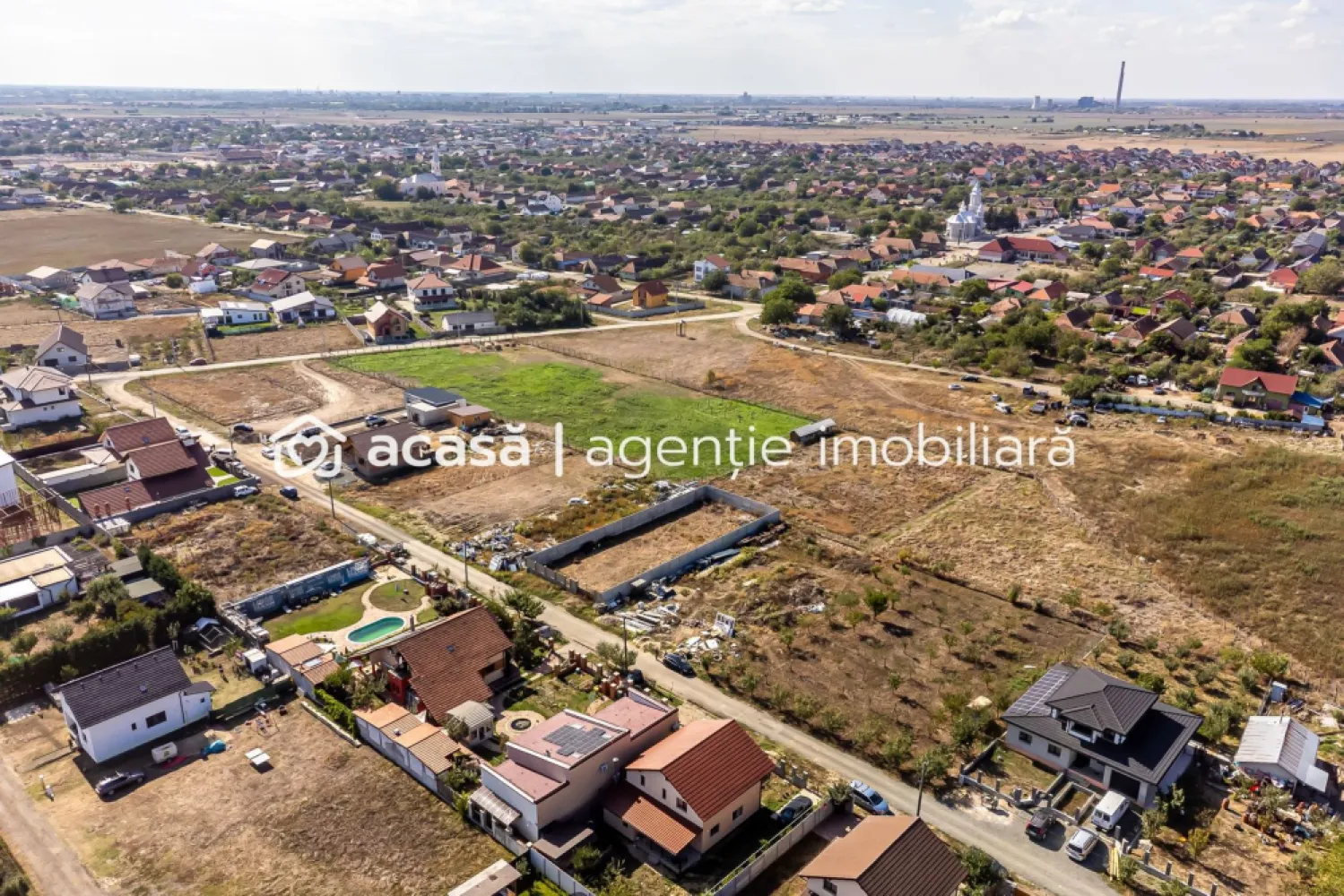 Teren de 733 mp în Livada, cu gard finalizat, Comision 0 - Comision 0% Vă propunem spre vânzare un teren cu suprafața de 733 mp si front stradal de 17 ml, situat într-o zonă liniștită și în plină dezvoltare din Livada. ✔ Utilități disponibile la teren: gaz, curent, apă ✔ Gard finalizat – proprietatea este deja delimitată ✔ Proiect de casă disponibil – dacă se dorește, cumpărătorul poate beneficia de un plan gândit pentru acest teren 📍 Locația oferă liniște și confort, cu acces rapid spre Arad, fiind ideală pentru cei care își doresc o locuință modernă la câțiva pași de oraș. 🔑 Un teren complet pregătit pentru a-ți transforma visul în realitate. 📞 Pentru detalii și programarea unei vizionări: Blaga Flavius – 0754467525 Consultant imobiliar acreditat APAIR (Asociația Profesională a Agenților Imobiliari din România) Nu dispui de toată suma? Te ajutăm noi gratuit! Îți obținem oferte de la 16 bănci. Ai o proprietate de vânzare în Arad și vrei să știi cât valorează cu adevărat? Birou: ACASĂ | Agenție imobiliară Arad Adresă: Bulevardul Decebal 2, Arad 310133 }}