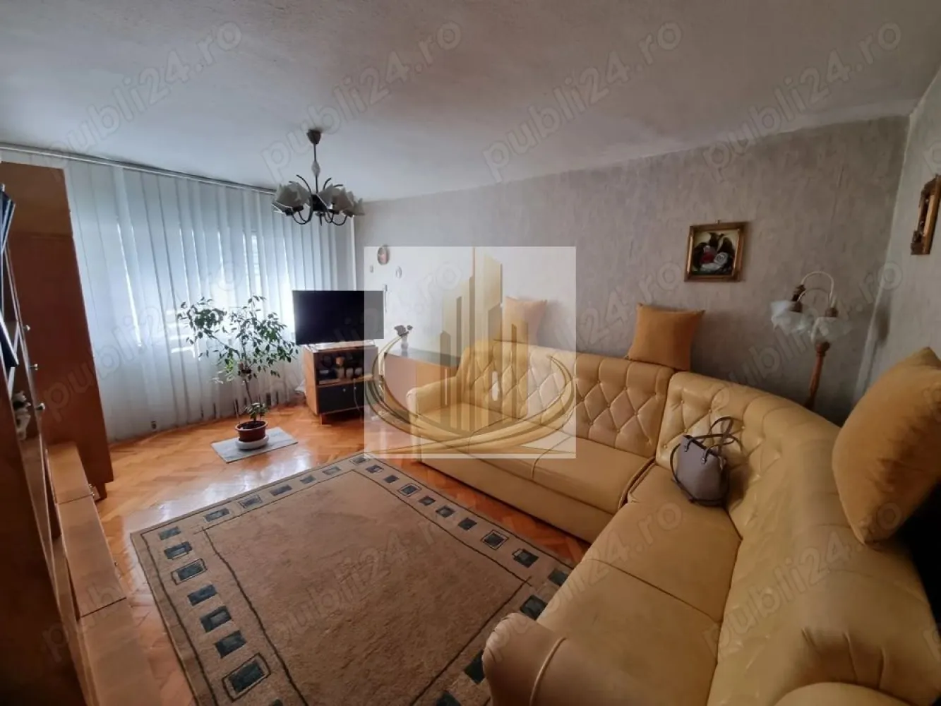 Apartament 3 Camere | Decomandat | Etaj 3/5 | Zonă Calea Aradului - Grand Mobilis Imobiliare vă propune spre vânzare un apartament cu 3 camere, decomandat, situat la etajul 3 din 5, într-o zonă liniștită și foarte bine cotată din Calea Aradului. Proprietatea se află într-un bloc construit în 1985, reabilitat termic, ceea ce contribuie la un confort sporit și eficiență energetică. 📍 Localizare excelentă: Apartamentul beneficiază de o poziție foarte avantajoasă, în apropiere de numeroase facilități: magazine, farmacii, piețe și alte puncte de interes. În același timp, oferă acces rapid către principalele artere ale orașului și către Iulius Town. 📐 Date tehnice: Suprafață utilă: 68 mp Etaj: 3 / 5 An construcție: 1985 Compartimentare: decomandat 🏠 Compartimentare: Living spațios 2 dormitoare Bucătărie Baie Hol Boxă la subsol 🔥 Confort & dotări: Centrală proprie pe gaz – confort termic asigurat pe tot parcursul anului Aer condiționat Geamuri termopan Parchet, gresie Uși interioare furniruite Interfon, cablu TV și internet 💰 Flexibilitate: Apartamentul se poate vinde atât mobilat, cât și nemobilat, în funcție de preferințele viitorului proprietar. 💶 Preț ușor negociabil 💡 O alegere inspirată: Datorită compartimentării eficiente și poziției excelente, apartamentul este ideal atât pentru o familie, cât și pentru investiție, oferind un potențial ridicat de închiriere. 💛 De ce să alegi acest apartament? Pentru confortul oferit de un imobil bine întreținut, poziționarea strategică și accesul facil către toate punctele de interes importante ale orașului. 📞 Pentru mai multe detalii sau programarea unei vizionări, echipa Grand Mobilis Imobiliare vă stă la dispoziție! ID Intern: CP3036885 }}