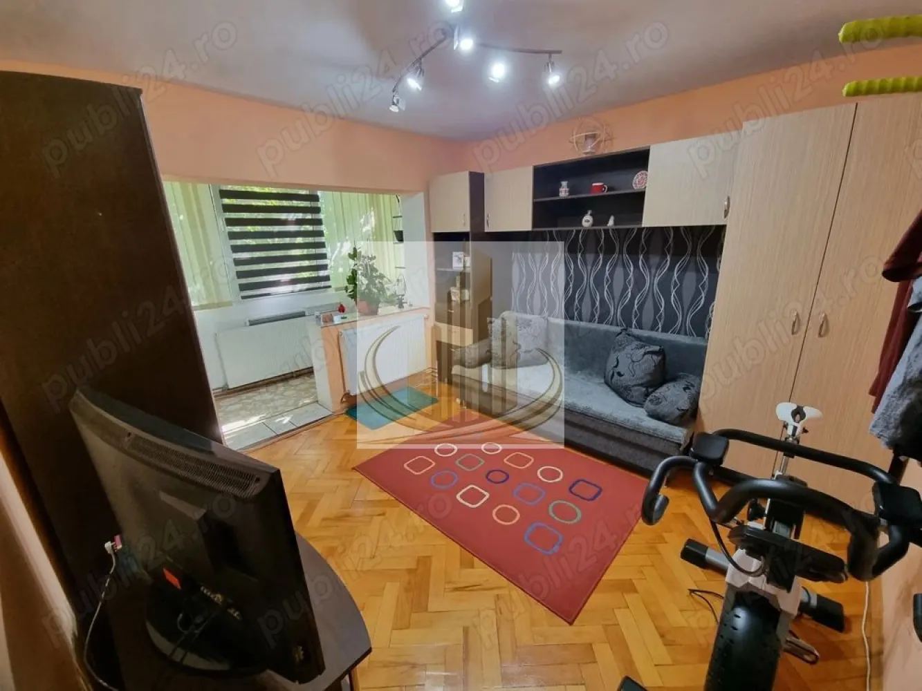 Apartament 3 Camere | Decomandat | Etaj 3/5 | Zonă Calea Aradului - Grand Mobilis Imobiliare vă propune spre vânzare un apartament cu 3 camere, decomandat, situat la etajul 3 din 5, într-o zonă liniștită și foarte bine cotată din Calea Aradului. Proprietatea se află într-un bloc construit în 1985, reabilitat termic, ceea ce contribuie la un confort sporit și eficiență energetică. 📍 Localizare excelentă: Apartamentul beneficiază de o poziție foarte avantajoasă, în apropiere de numeroase facilități: magazine, farmacii, piețe și alte puncte de interes. În același timp, oferă acces rapid către principalele artere ale orașului și către Iulius Town. 📐 Date tehnice: Suprafață utilă: 68 mp Etaj: 3 / 5 An construcție: 1985 Compartimentare: decomandat 🏠 Compartimentare: Living spațios 2 dormitoare Bucătărie Baie Hol Boxă la subsol 🔥 Confort & dotări: Centrală proprie pe gaz – confort termic asigurat pe tot parcursul anului Aer condiționat Geamuri termopan Parchet, gresie Uși interioare furniruite Interfon, cablu TV și internet 💰 Flexibilitate: Apartamentul se poate vinde atât mobilat, cât și nemobilat, în funcție de preferințele viitorului proprietar. 💶 Preț ușor negociabil 💡 O alegere inspirată: Datorită compartimentării eficiente și poziției excelente, apartamentul este ideal atât pentru o familie, cât și pentru investiție, oferind un potențial ridicat de închiriere. 💛 De ce să alegi acest apartament? Pentru confortul oferit de un imobil bine întreținut, poziționarea strategică și accesul facil către toate punctele de interes importante ale orașului. 📞 Pentru mai multe detalii sau programarea unei vizionări, echipa Grand Mobilis Imobiliare vă stă la dispoziție! ID Intern: CP3036885 }}