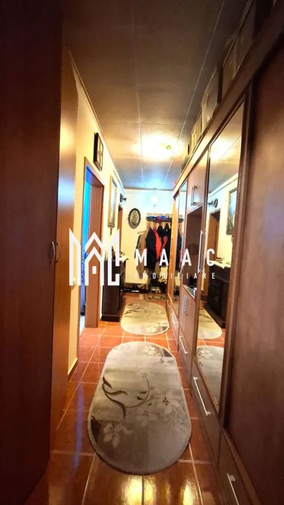 Apartament 1 camera I Loc de parcare I Pivnita I Sub Arini - Vă propunem spre vânzare un apartament deosebit, cu 2 camere decomandate, situat la parterul înalt al unui imobil solid și izolat termic, amplasat într-o zonă exclusivistă – Calea Dumbrăvii, la doar 3 minute de mers pe jos de Parcul Sub Arini. Detalii generale: • Suprafață utilă: generoasă, compartimentare eficientă; • Compartimentare: hol central, bucătărie separată, living luminos, dormitor confortabil, baie cu fereastră, debara și dressing spațios; • Holul principal: aproximativ 6 metri lungime, oferind o zonă practică de acces și depozitare; • Dressing pe hol: aproximativ 4 metri, ideal pentru organizarea hainelor și accesoriilor; • Beci funcțional sub camera mică – util pentru depozitare suplimentară. Dotări și finisaje: • Apartamentul se vinde complet mobilat și utilat; • Aer condiționat instalat; • Geamuri tripan ce asigură izolare fonică și termică excelentă; • Bloc izolat termic, costuri reduse de întreținere pe tot parcursul anului; • Loc de parcare inclus, amplasat chiar sub fereastra apartamentului – un avantaj rar în zonă. Construcție solidă, întreținută impecabil; Proprietatea se află într-o zonă liniștită, fără trafic intens, circulația fiind limitată la rezidenții ansamblului. În imediata apropiere se regăsesc parcul Sub Arini, instituții de învățământ, magazine, restaurante și mijloace de transport în comun. Pentru mai multe detalii precizati telefonic ca ati vazut anuntul cu ID: CP2800784 }}