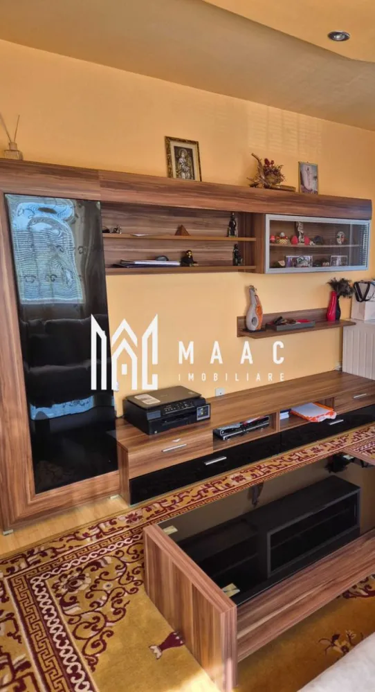 Apartament 3 Camere I Decomandat I Etaj 1 I Trei Stejari - Va propunem spre vanzare un apartament de 3 camere decomandat situat la etajul 1/2 din zona Trei Stejari. 

Dacă ești în căutarea unui apartament complet mobilat și utilat, bine compartimentat și într-o zonă liniștită din Sibiu, această proprietate din Trei Stejari poate fi alegerea potrivită.

Detalii apartament:
 • Suprafață utilă: 65 mp
 • 2 dormitoare spațioase și luminoase
 • Living generos, perfect pentru relaxare sau petrecerea timpului cu familia
 • Bucătărie separată, complet utilată (frigider, aragaz, cuptor, mașină de spălat)
 • Baie cu fereastră, dotată cu toate cele necesare
 • Balcon, ideal pentru momente de relaxare
 • Loc de parcare în curtea blocului
 • Se vinde complet mobilat și utilat – tot ce ai nevoie pentru mutare imediată

Avantaje importante:
 • Apartamentul este situat într-o zonă liniștită, cu acces rapid la centrul orașului, Parcul Sub Arini, școli, grădinițe, magazine și transport public
 • Bloc îngrijit, cu vecini civilizați
 • Ideal pentru locuit sau pentru investiție (închiriere pe termen lung sau regim hotelier)

Pentru mai multe detalii sau pentru a programa o vizionare ID: CP2526304