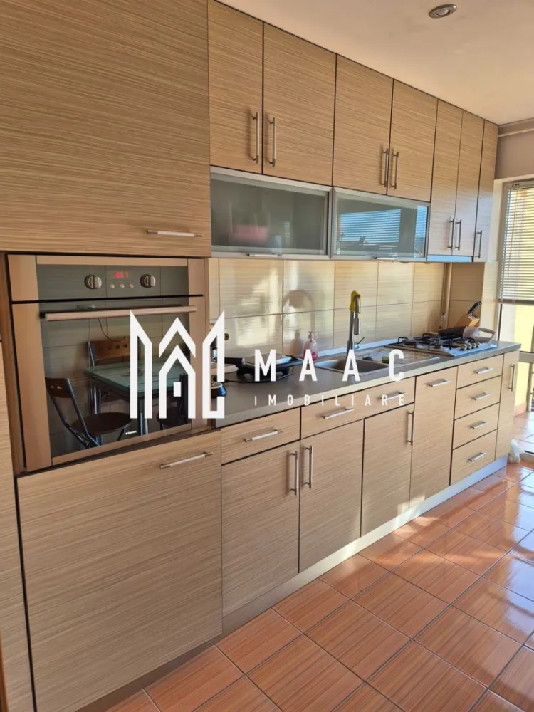 Apartament 3 Camere I Decomandat I Etaj 1 I Trei Stejari - Va propunem spre vanzare un apartament de 3 camere decomandat situat la etajul 1/2 din zona Trei Stejari. 

Dacă ești în căutarea unui apartament complet mobilat și utilat, bine compartimentat și într-o zonă liniștită din Sibiu, această proprietate din Trei Stejari poate fi alegerea potrivită.

Detalii apartament:
 • Suprafață utilă: 65 mp
 • 2 dormitoare spațioase și luminoase
 • Living generos, perfect pentru relaxare sau petrecerea timpului cu familia
 • Bucătărie separată, complet utilată (frigider, aragaz, cuptor, mașină de spălat)
 • Baie cu fereastră, dotată cu toate cele necesare
 • Balcon, ideal pentru momente de relaxare
 • Loc de parcare în curtea blocului
 • Se vinde complet mobilat și utilat – tot ce ai nevoie pentru mutare imediată

Avantaje importante:
 • Apartamentul este situat într-o zonă liniștită, cu acces rapid la centrul orașului, Parcul Sub Arini, școli, grădinițe, magazine și transport public
 • Bloc îngrijit, cu vecini civilizați
 • Ideal pentru locuit sau pentru investiție (închiriere pe termen lung sau regim hotelier)

Pentru mai multe detalii sau pentru a programa o vizionare ID: CP2526304