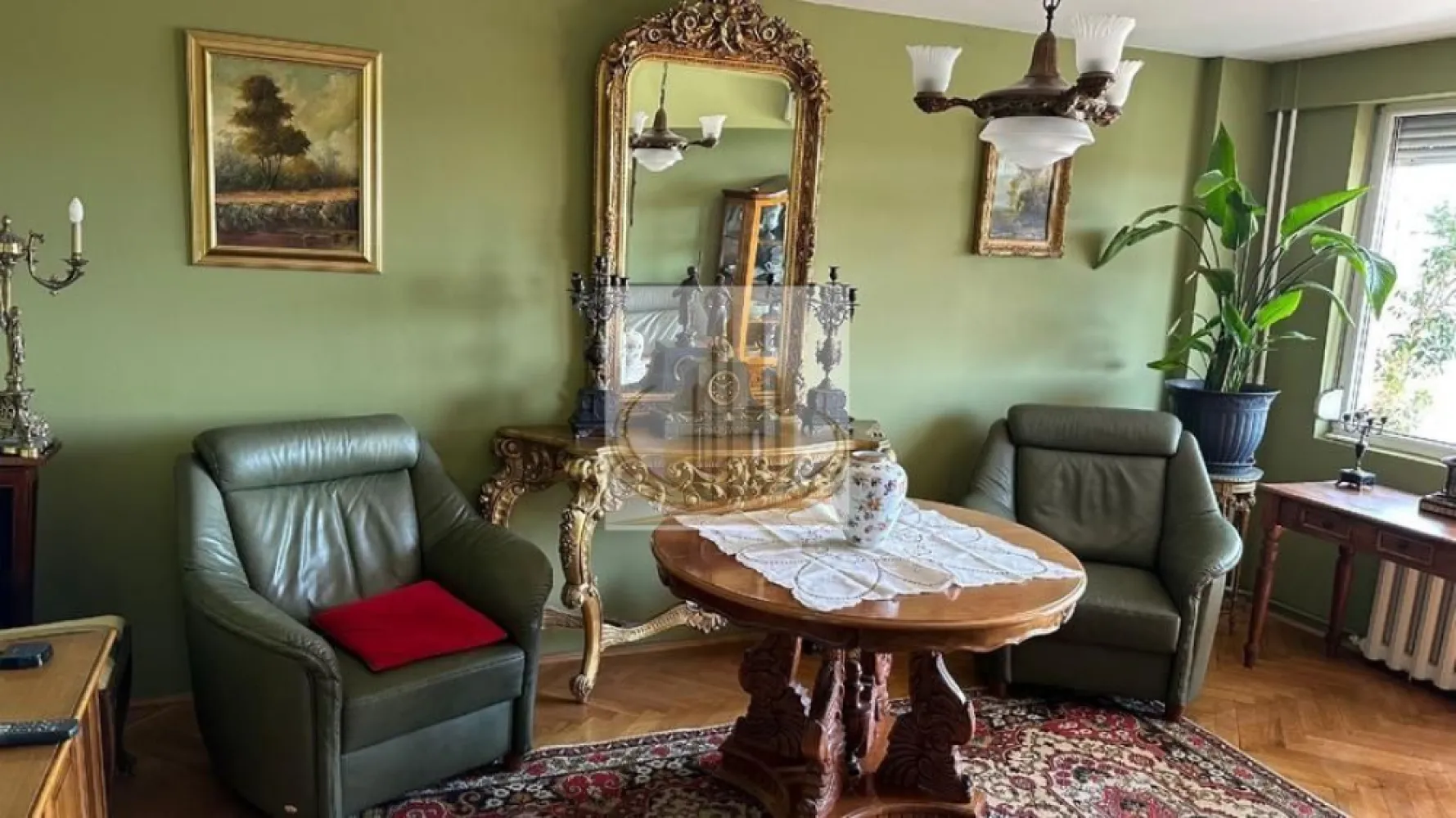 Grand Mobilis Imobiliare Ofertă închiriere apartament 3 camere, zonă - Se oferă spre închiriere apartament cu 3 camere, decomandat, complet mobilat și utilat, situat într-o zonă foarte bună – deasupra ING Cult, în zona Circumvalațiunii. Apartamentul este spațios, bine compartimentat și luminos, ideal pentru o familie sau pentru persoane care își doresc confort și acces rapid către punctele de interes din oraș. Detalii: 3 camere decomandate Complet mobilat și utilat Încălzire prin termoficare 2 băi (una principală + baie de serviciu) 2 balcoane Avantaje zonă: Magazine, farmacii și alte facilități în imediata apropiere Acces facil la mijloace de transport în comun Zonă bine conectată și apreciată Pentru mai multe detalii sau programarea unei vizionări, vă rog să mă contactați. }}