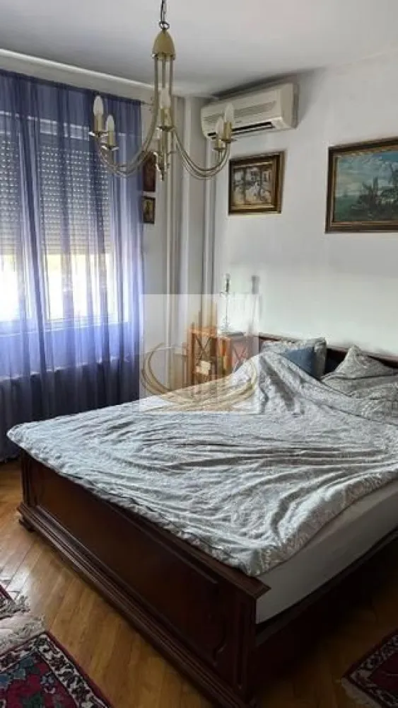 Grand Mobilis Imobiliare Ofertă închiriere apartament 3 camere, zonă - Se oferă spre închiriere apartament cu 3 camere, decomandat, complet mobilat și utilat, situat într-o zonă foarte bună – deasupra ING Cult, în zona Circumvalațiunii. Apartamentul este spațios, bine compartimentat și luminos, ideal pentru o familie sau pentru persoane care își doresc confort și acces rapid către punctele de interes din oraș. Detalii: 3 camere decomandate Complet mobilat și utilat Încălzire prin termoficare 2 băi (una principală + baie de serviciu) 2 balcoane Avantaje zonă: Magazine, farmacii și alte facilități în imediata apropiere Acces facil la mijloace de transport în comun Zonă bine conectată și apreciată Pentru mai multe detalii sau programarea unei vizionări, vă rog să mă contactați. }}
