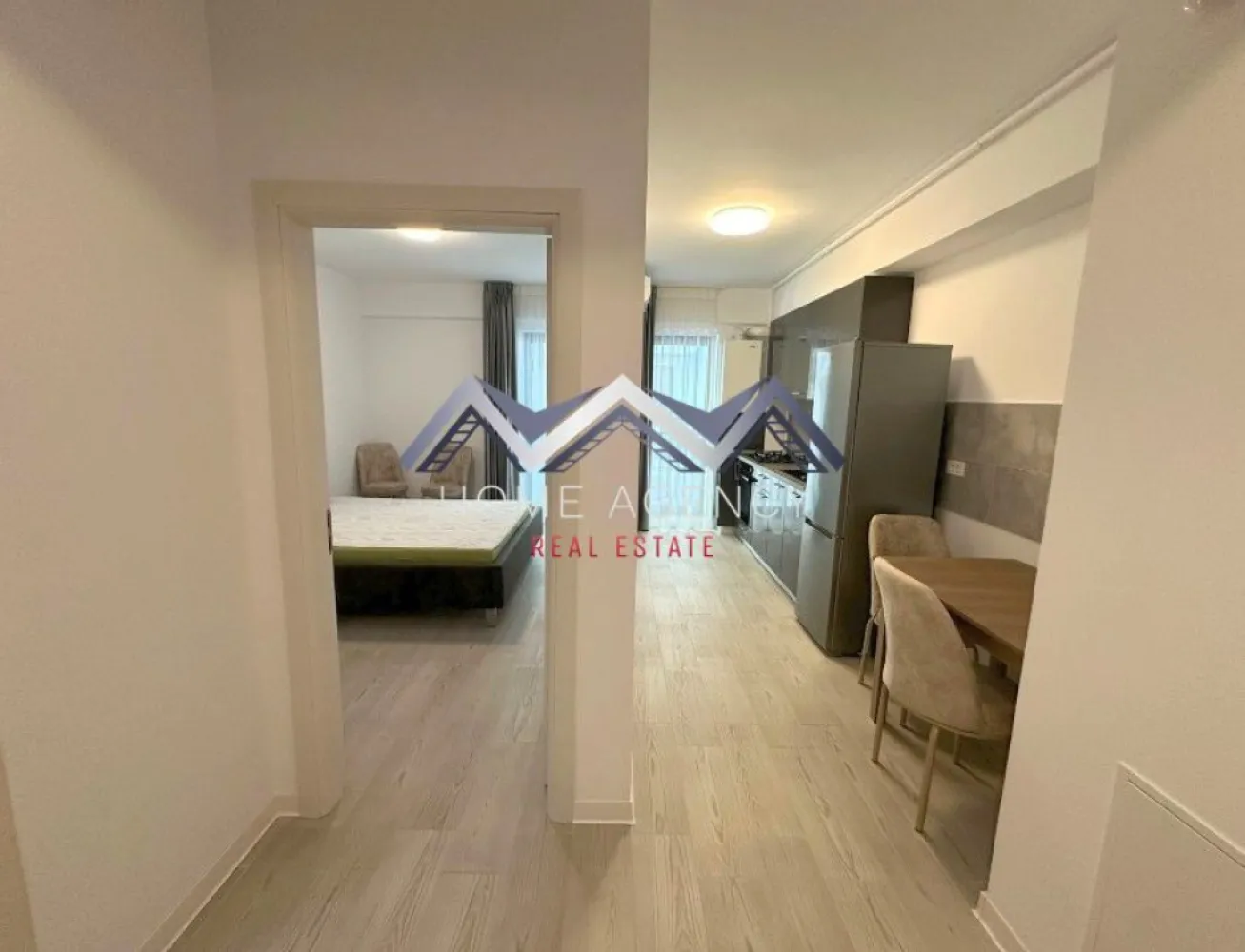 Garsonieră cu bucătărie retrasă | include parcare | Otopeni central - Dacă îți dorești un apartament modern, luminos și aflat la prima închiriere, această proprietate poate fi alegerea ideală pentru tine! Acesta garsonieră tip studio este situată într-o zonă liniștită și accesibilă din Otopeni, cu legături rapide către București și principalele puncte de interes din zonă. Poziționat la etajul 1 din 3, locuința oferă un echilibru excelent între confort și funcționalitate. Zona de zi este organizată sub forma unui open-space cu bucătăria și locul de luat masa, creând un spațiu aerisit și bine luminat natural, cu acces spre balcon. Dormitorul este luminos și confortabil, ideal pentru odihnă, iar baia modernă, dotată cu cabină de duș, completează funcționalitatea locuinței. De asemenea, proprietatea beneficiază de loc de parcare dedicat, centrală proprie și încălzire prin pardoseală. Prețul afișat include utilitățile! 📞 Programează o vizionare și descoperă dacă acest apartament este potrivit pentru tine! }}