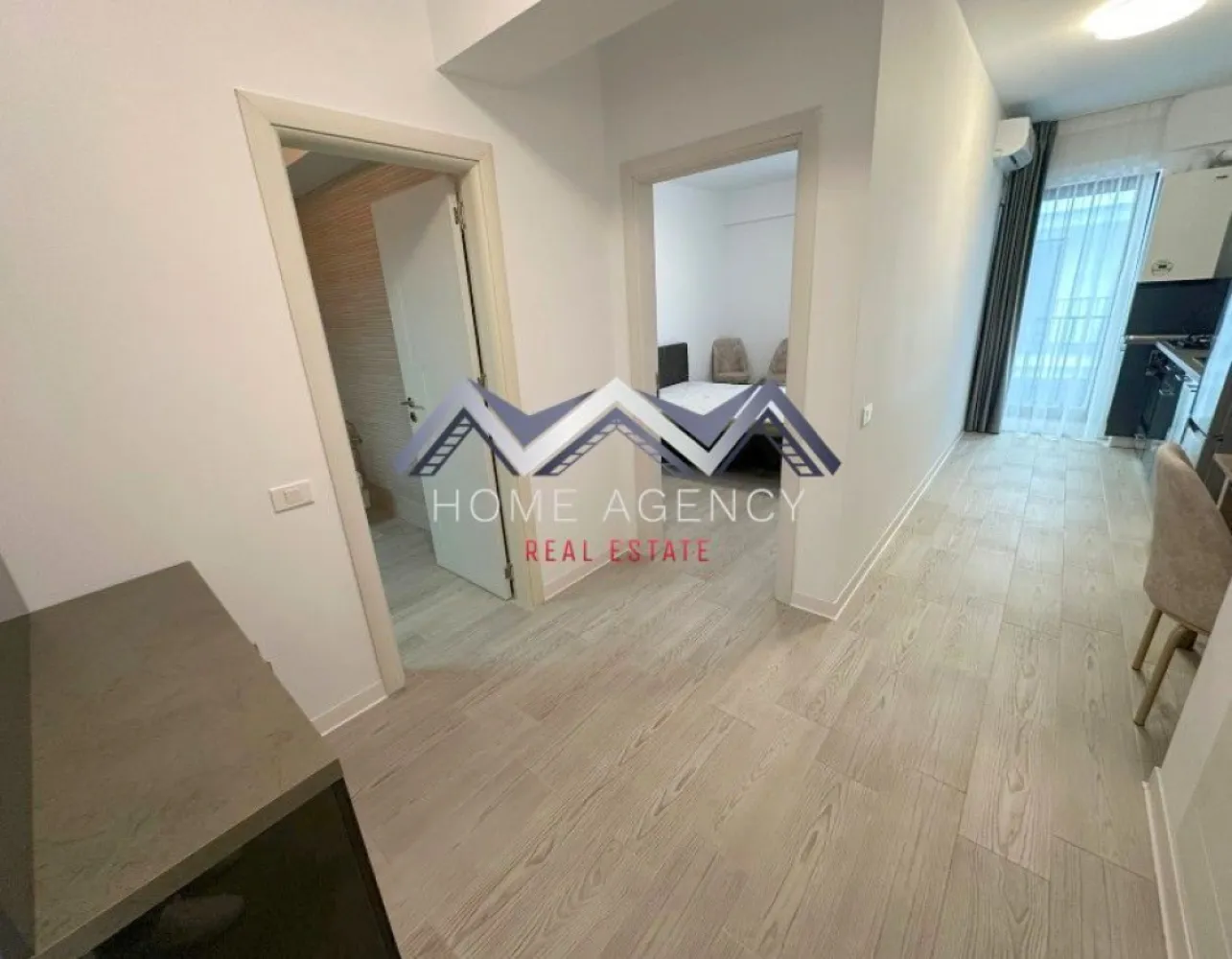 Garsonieră cu bucătărie retrasă | include parcare | Otopeni central - Dacă îți dorești un apartament modern, luminos și aflat la prima închiriere, această proprietate poate fi alegerea ideală pentru tine! Acesta garsonieră tip studio este situată într-o zonă liniștită și accesibilă din Otopeni, cu legături rapide către București și principalele puncte de interes din zonă. Poziționat la etajul 1 din 3, locuința oferă un echilibru excelent între confort și funcționalitate. Zona de zi este organizată sub forma unui open-space cu bucătăria și locul de luat masa, creând un spațiu aerisit și bine luminat natural, cu acces spre balcon. Dormitorul este luminos și confortabil, ideal pentru odihnă, iar baia modernă, dotată cu cabină de duș, completează funcționalitatea locuinței. De asemenea, proprietatea beneficiază de loc de parcare dedicat, centrală proprie și încălzire prin pardoseală. Prețul afișat include utilitățile! 📞 Programează o vizionare și descoperă dacă acest apartament este potrivit pentru tine! }}