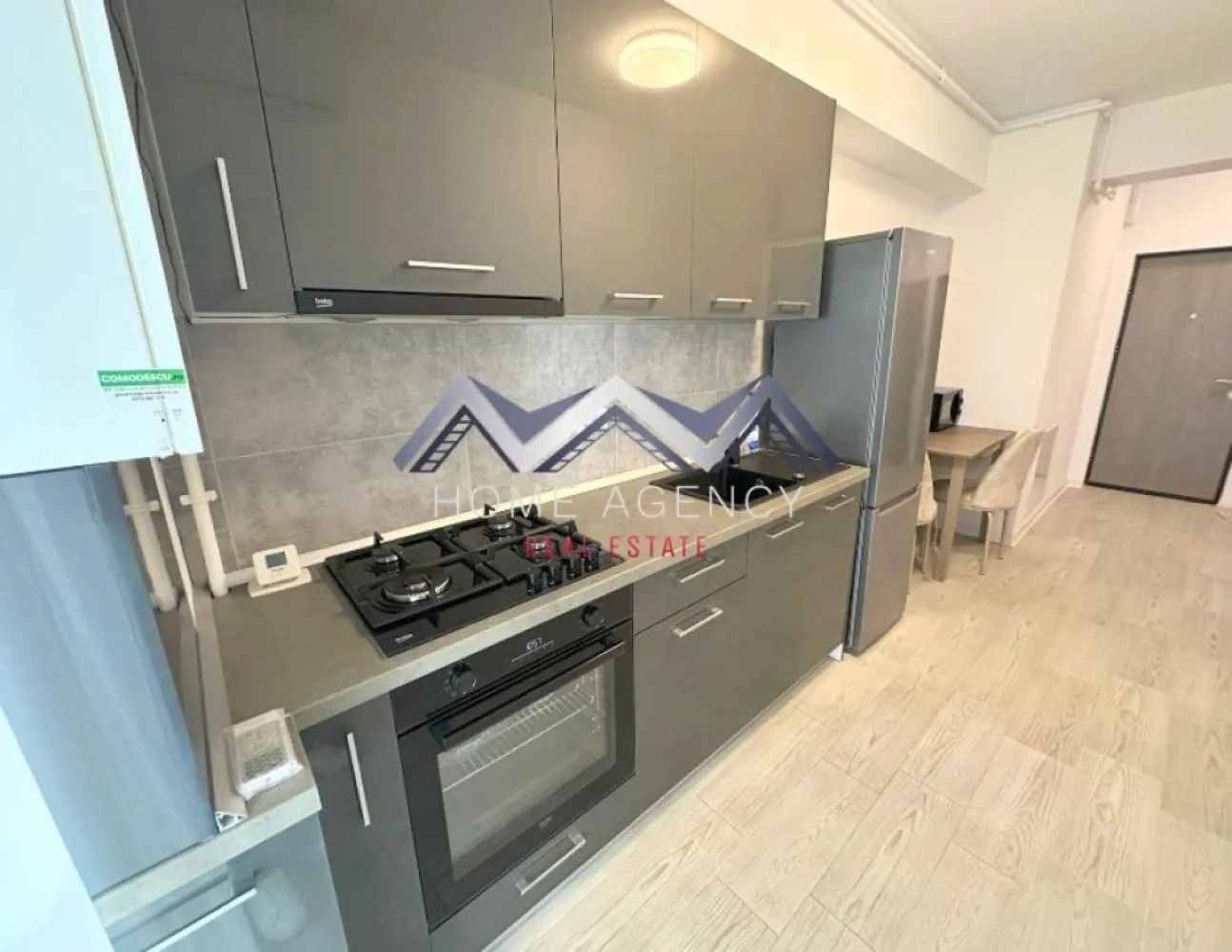 Garsonieră cu bucătărie retrasă | include parcare | Otopeni central - Dacă îți dorești un apartament modern, luminos și aflat la prima închiriere, această proprietate poate fi alegerea ideală pentru tine! Acesta garsonieră tip studio este situată într-o zonă liniștită și accesibilă din Otopeni, cu legături rapide către București și principalele puncte de interes din zonă. Poziționat la etajul 1 din 3, locuința oferă un echilibru excelent între confort și funcționalitate. Zona de zi este organizată sub forma unui open-space cu bucătăria și locul de luat masa, creând un spațiu aerisit și bine luminat natural, cu acces spre balcon. Dormitorul este luminos și confortabil, ideal pentru odihnă, iar baia modernă, dotată cu cabină de duș, completează funcționalitatea locuinței. De asemenea, proprietatea beneficiază de loc de parcare dedicat, centrală proprie și încălzire prin pardoseală. Prețul afișat include utilitățile! 📞 Programează o vizionare și descoperă dacă acest apartament este potrivit pentru tine! }}