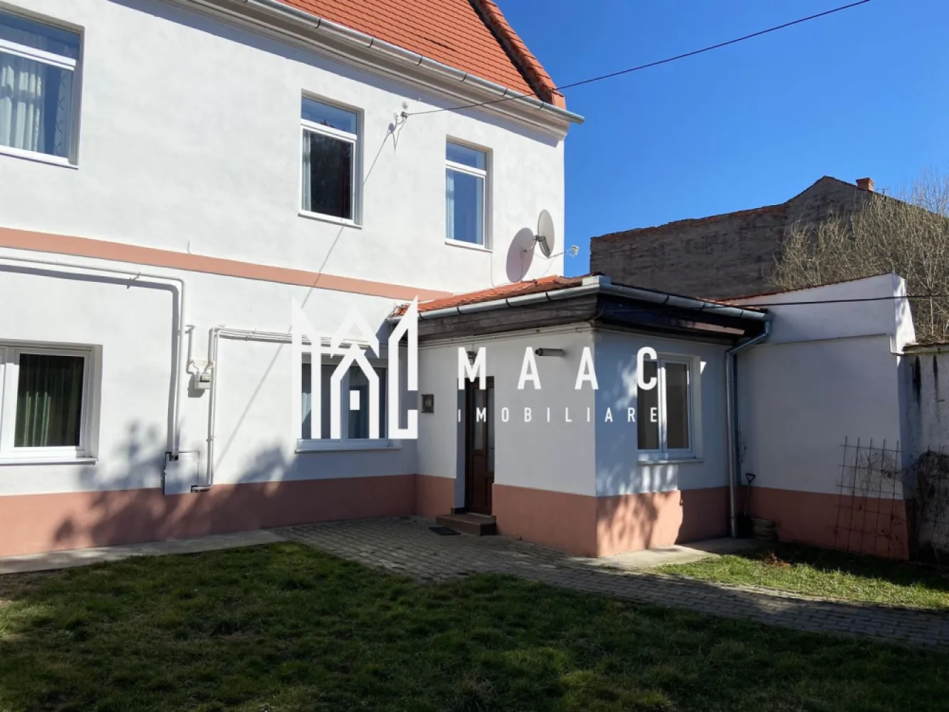 Apartament 2 Camere I Gradina 100mp I Piata Armelor - Apartament cu 2 camere, situat la parterul unei case solide și bine întreținute, în zona Piața Armelor, disponibil imediat, de vânzare. Locuința are o suprafață utilă de 55 mp, iar compartimentarea este semidecomandată, fiind compusă din living spațios, dormitor, bucătărie complet mobilată și utilată, baie cu fereastră pentru aerisire naturală și hol de acces. Proprietatea se vinde complet mobilată și utilată, fiind pregătită pentru mutare imediată. Un avantaj major îl reprezintă grădina privată de aproximativ 100 mp, un spațiu verde generos și îngrijit, ideal pentru relaxare, amenajarea unei terase exterioare sau a unei zone de grătar. Din punct de vedere tehnic, apartamentul dispune de centrală termică proprie, geamuri termopan, ușă metalică de acces, izolație exterioară, precum și instalații electrice și sanitare în stare foarte bună. Pereții exteriori sunt groși, specifici construcțiilor solide din zona centrală, oferind o izolare termică și fonică eficientă. Clădirea este retrasă de la stradă, oferind intimitate, liniște și siguranță, dar în același timp permite acces facil către principalele puncte de interes din centrul Sibiului: restaurante, piețe, instituții publice, spații verzi și zone pietonale. Această proprietate reprezintă o combinație rară între confort urban și atmosferă de casă, fiind ideală atât ca locuință permanentă, cât și ca investiție cu potențial excelent în zona centrală a orașului. Pentru informati si vizionari:ID: CP2800707 }}