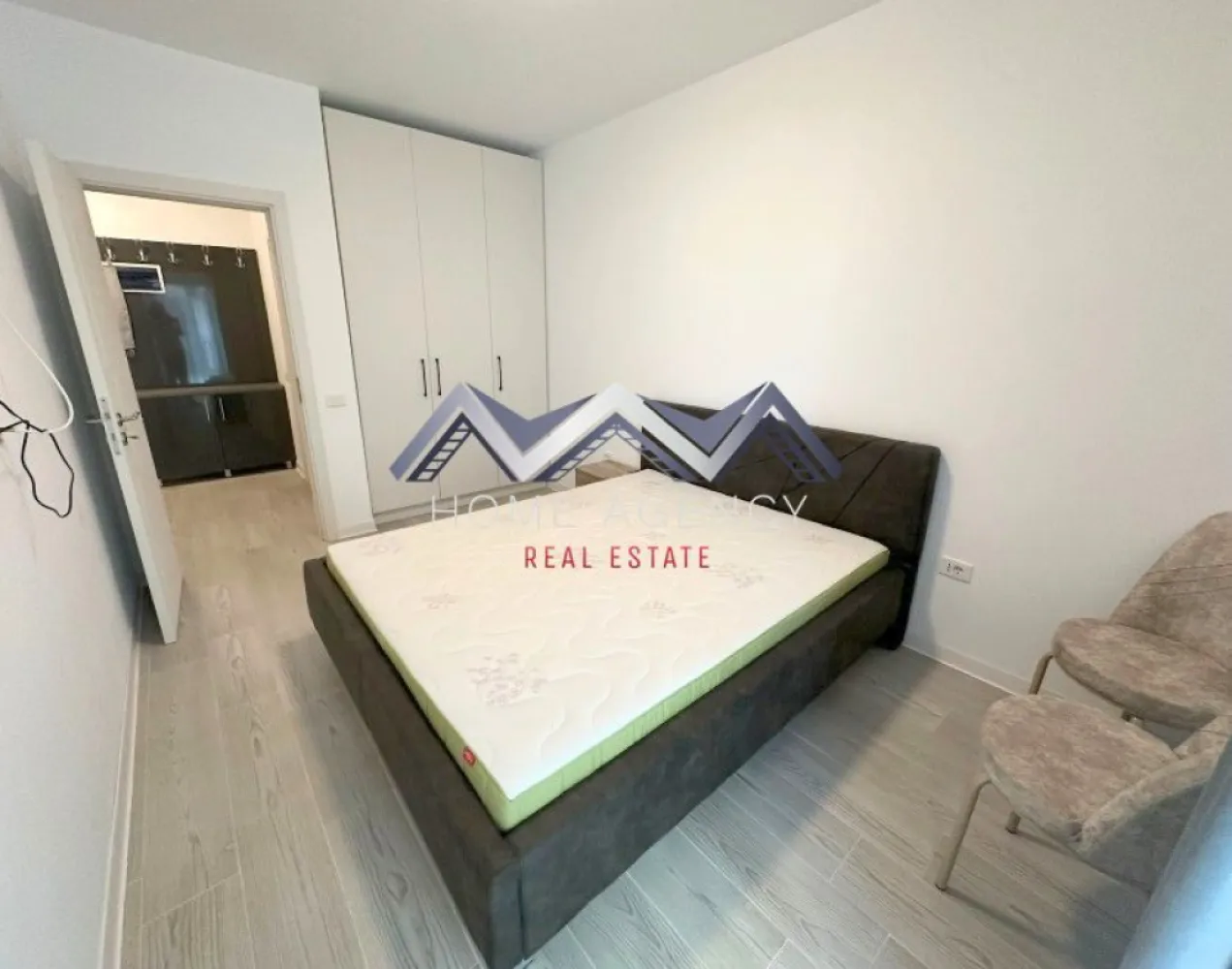 Garsonieră cu bucătărie retrasă | include parcare | Otopeni central - Dacă îți dorești un apartament modern, luminos și aflat la prima închiriere, această proprietate poate fi alegerea ideală pentru tine! Acesta garsonieră tip studio este situată într-o zonă liniștită și accesibilă din Otopeni, cu legături rapide către București și principalele puncte de interes din zonă. Poziționat la etajul 1 din 3, locuința oferă un echilibru excelent între confort și funcționalitate. Zona de zi este organizată sub forma unui open-space cu bucătăria și locul de luat masa, creând un spațiu aerisit și bine luminat natural, cu acces spre balcon. Dormitorul este luminos și confortabil, ideal pentru odihnă, iar baia modernă, dotată cu cabină de duș, completează funcționalitatea locuinței. De asemenea, proprietatea beneficiază de loc de parcare dedicat, centrală proprie și încălzire prin pardoseală. Prețul afișat include utilitățile! 📞 Programează o vizionare și descoperă dacă acest apartament este potrivit pentru tine! }}