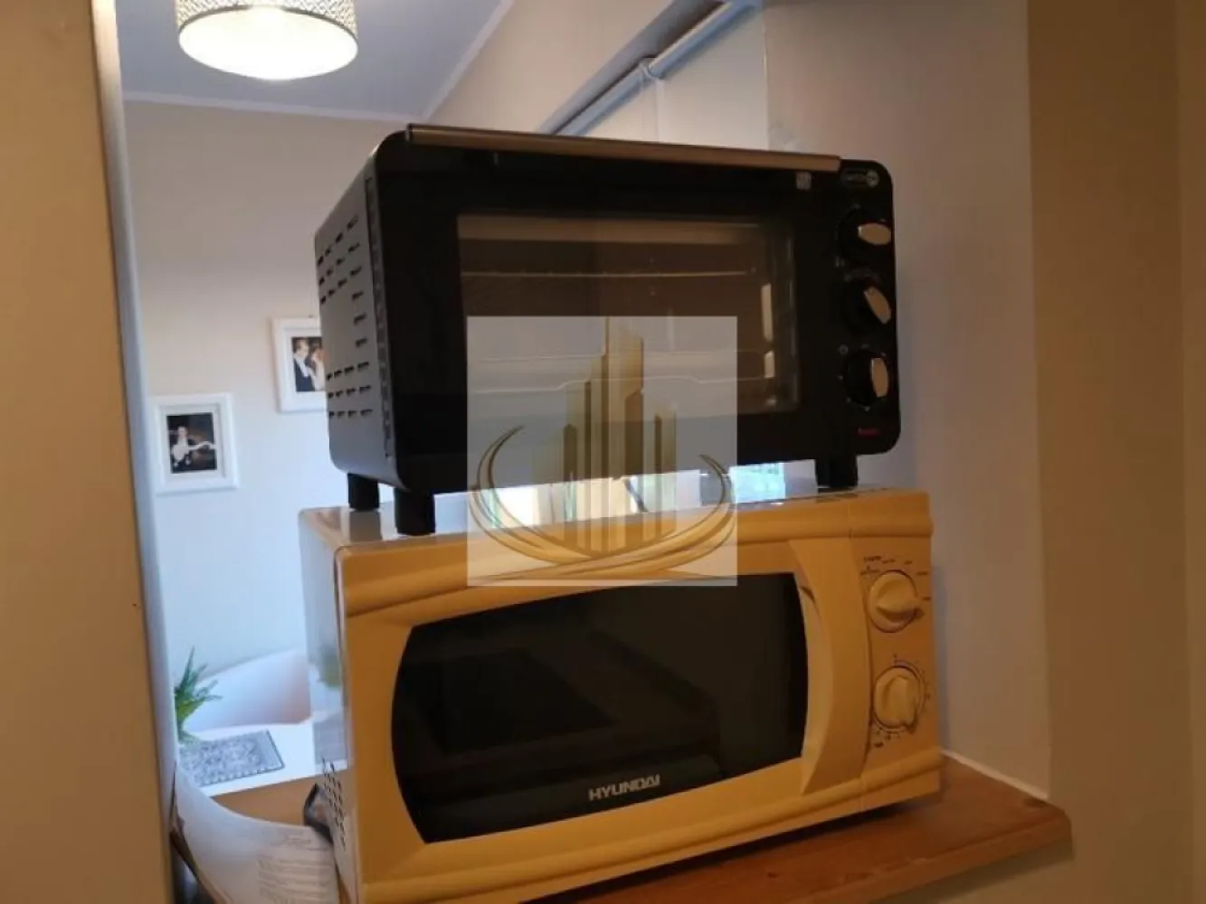 Grand Mobilis Imobiliare Apartament 2 camere(1 dormitor) de închiriat - Grand Mobilis Imobiliare vă propune spre închiriere un apartament modern, recent renovat, pregătit să devină locuința ideală pentru un chiriaș pe termen lung. Locuința are o suprafață de 35 mp și este situată la etajul 4 din 10, fiind eficient compartimentată în dormitor, bucătărie și baie. Apartamentul este luminos, primitor și complet utilat pentru confortul zilnic. **Dotări:** * Cuptor electric * Plită electrică * Cuptor cu microunde * Mașină de spălat rufe * Frigider * TV și internet * Aer condiționat * Parchet din lemn **Localizare:** Apartamentul este situat într-o zonă centrală, la doar: * 5 minute de Piața 700 * 15 minute de Iulius Mall * În apropiere de Kaufland, Lidl și Penny * Acces facil la mijloace de transport în comun **Alte informații:** * Parcare gratuită pe străzile laterale * Nu se acceptă animale de companie * Fumatul nu este permis în interior **Preț:** 375 euro/lună (negociabil) + utilități **Garanție:** echivalentul unei luni de chirie **Disponibilitate:** începând cu 15 aprilie 2026 Pentru mai multe detalii sau programarea unei vizionări, vă rugăm să ne contactați. **Grand Mobilis Imobiliare** }}