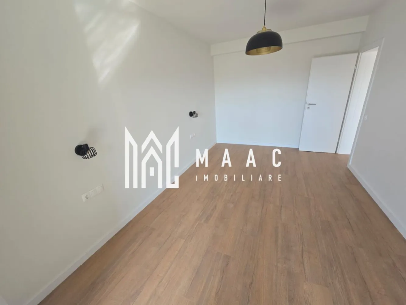 Apartament 2 camere | Parcare | Turnisor - MAAC Imobiliare va propune spre vânzare un apartament cu 2 camere decomandat, intabulat, situat la etajul 1 din 2, într-o vilă construită din cărămidă, ideal pentru cei care își doresc confort, intimitate și o locuință bine compartimentată. Apartamentul este compartimentat eficient și funcțional, fiind împărțit astfel: hol mare de intrare, baie modernă finisată cu gresie și faianță, dotată cu toate instalațiile sanitare noi, dormitor cu balcon, bucătărie open space și living spațios cu acces către terasă, perfect pentru relaxare. Locuința beneficiază de dotări moderne și finisaje de calitate superioară: centrală termică proprie cu încălzire în pardoseală, ușă metalică la intrare, geamuri termopan, precum și uși termopan cu izolație termică și fonică, pentru un plus de confort și eficiență energetică. În plus, apartamentul dispune de storuri electrice, parchet, gresie și faianță, corpuri de iluminat montate în toate camerele, precum și instalații sanitare complete, fiind pregătit pentru mutare imediată fără investiții suplimentare. Un avantaj important îl reprezintă locul de parcare inclus, care oferă confort și siguranță pentru mașina dumneavoastră. Această proprietate este alegerea ideală atât pentru locuit, cât și pentru investiție, datorită compartimentării excelente, dotărilor premium și amplasării într-o clădire tip vilă, cu regim redus de înălțime. Pentru mai multe detalii și programarea unei vizionări, vă rugăm să ne contactați telefonic și să menționați CP3023440. }}