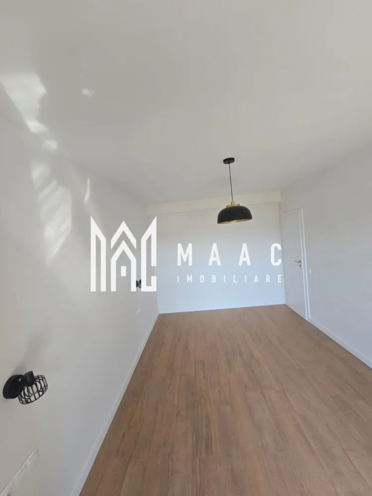 Apartament 2 camere | Parcare | Turnisor - MAAC Imobiliare va propune spre vânzare un apartament cu 2 camere decomandat, intabulat, situat la etajul 1 din 2, într-o vilă construită din cărămidă, ideal pentru cei care își doresc confort, intimitate și o locuință bine compartimentată. Apartamentul este compartimentat eficient și funcțional, fiind împărțit astfel: hol mare de intrare, baie modernă finisată cu gresie și faianță, dotată cu toate instalațiile sanitare noi, dormitor cu balcon, bucătărie open space și living spațios cu acces către terasă, perfect pentru relaxare. Locuința beneficiază de dotări moderne și finisaje de calitate superioară: centrală termică proprie cu încălzire în pardoseală, ușă metalică la intrare, geamuri termopan, precum și uși termopan cu izolație termică și fonică, pentru un plus de confort și eficiență energetică. În plus, apartamentul dispune de storuri electrice, parchet, gresie și faianță, corpuri de iluminat montate în toate camerele, precum și instalații sanitare complete, fiind pregătit pentru mutare imediată fără investiții suplimentare. Un avantaj important îl reprezintă locul de parcare inclus, care oferă confort și siguranță pentru mașina dumneavoastră. Această proprietate este alegerea ideală atât pentru locuit, cât și pentru investiție, datorită compartimentării excelente, dotărilor premium și amplasării într-o clădire tip vilă, cu regim redus de înălțime. Pentru mai multe detalii și programarea unei vizionări, vă rugăm să ne contactați telefonic și să menționați CP3023440. }}