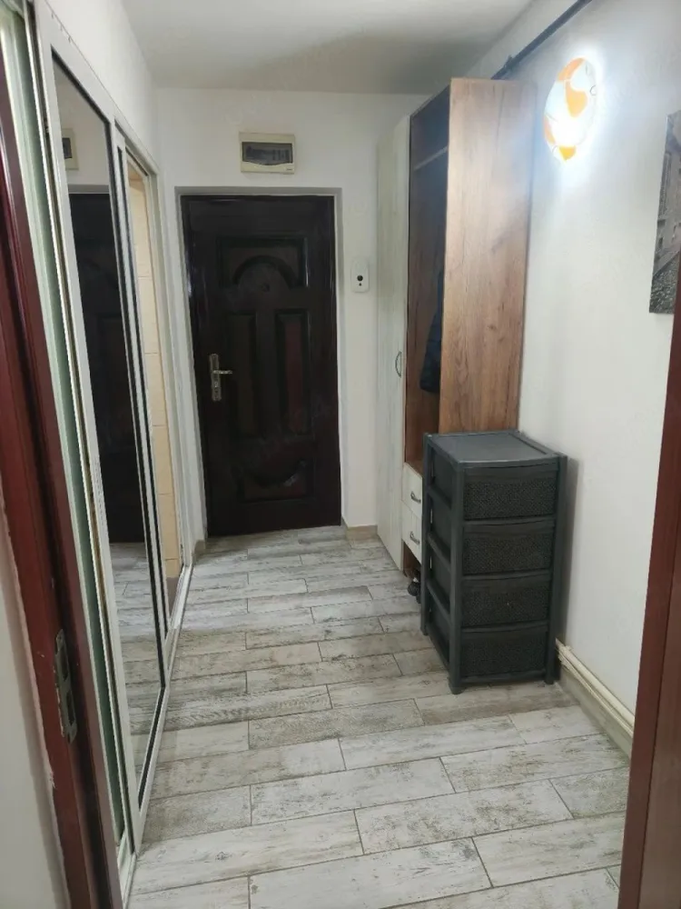 De inchiriat apartament cu o camera, Tiglina 1, 275 euro - Se inchiriaza apartament cu 1 cameră, situat în cartierul Țiglina 1, într-o zonă foarte bună, în spatele Tribunalului. Locuința este amplasată la etajul 12 și oferă o priveliște frumoasă asupra orașului. Apartamentul este complet mobilat și utilat, fiind gata pentru mutare imediată sau pentru investiție (închiriere). Caracteristici: 1 cameră spațioasă și luminoasă bucătărie complet utilată baie echipată mobilat complet etaj 12 Zona este liniștită, cu acces rapid la mijloace de transport, magazine, instituții și alte puncte de interes. Preț 275 euro/luna. La incheierea contractului de inchiriere chiriasul va achita o chirie, o garantie de 275 euro si comisionul agentiei imobiliare. Pentru mai multe detalii sau vizionare, nu ezitați să mă contactați 0746.252.252 Liliana Ene. }}