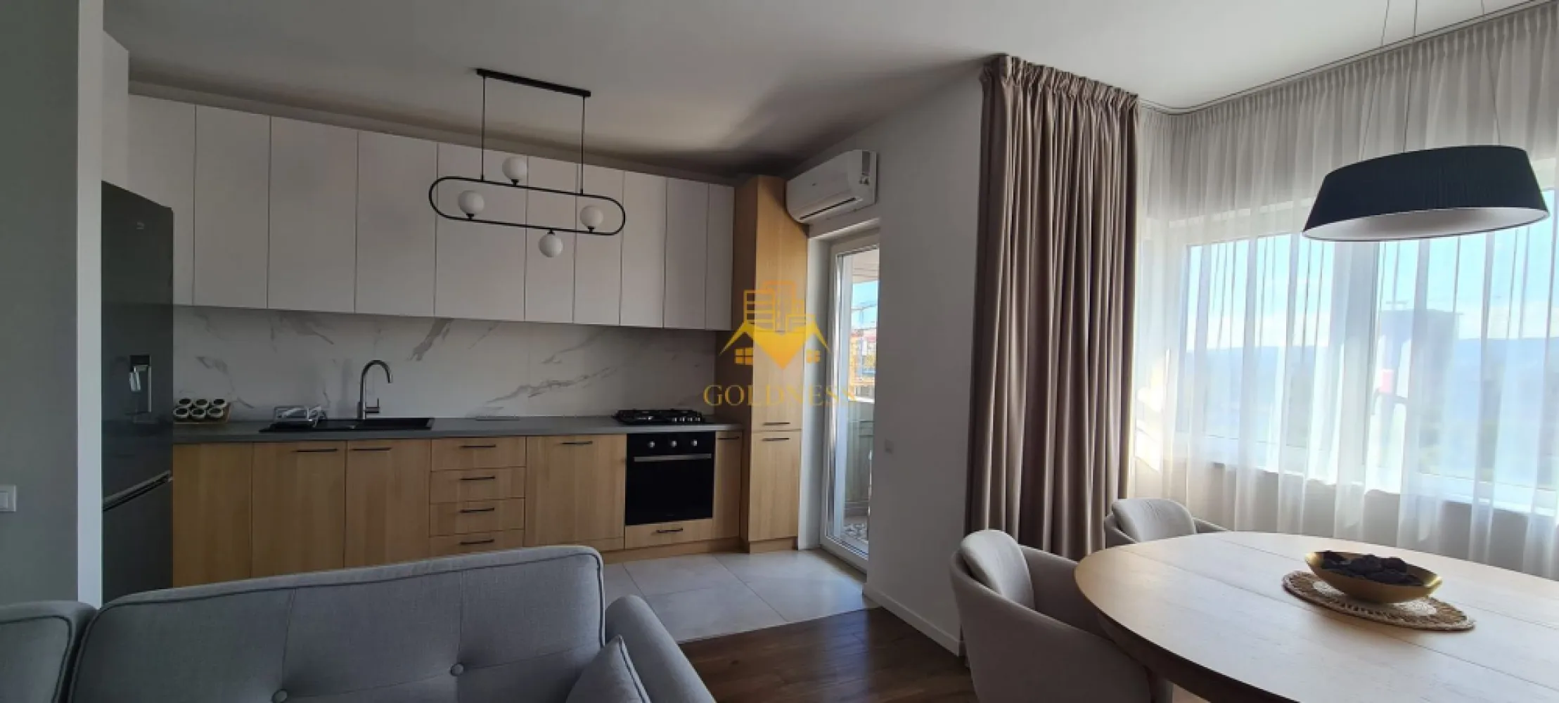 2 camere open space, Parcare, Modern, Era Hexagon, Dambul Rotund, Gara - GOLDNESS Imobiliare vă propune spre închiriere un apartament cu 2 camere complet mobilat și utilat, la etajul 6 într-un imobil de 6 etaje, în Cartierul Dambul Rotund! Dispune de loc de parcare subteran! Se află în apropierea stațiilor de transport în comun, magazine, restaurante, spații verzi, farmacii, etc. Apartamentul este compartimentat astfel: - dormitor cu pat matrimonial, dressing, noptiere - living cu bucatarie open space complet utilată și mobilată, canapea extensibilă, loc de servit masa, comoda tv - baie cu cada, calorifer port prosop și dulap pentru depozitare. - balcon de 3 mp Imobilul este dotat cu toate cele necesare- centrală proprie, frigider, aragaz, hotă, mașină de spălat haine si vase, aer conditionat, etc. Dacă sunteți interesați de acest apartament și doriți să îl vizionați, dar și pentru alte oferte nu ezitați să ne contactați telefonic sau prin e-mail. Vă stăm la dispoziție! Pentru intermediere se percepe un comision de 50% din prețul chiriei!