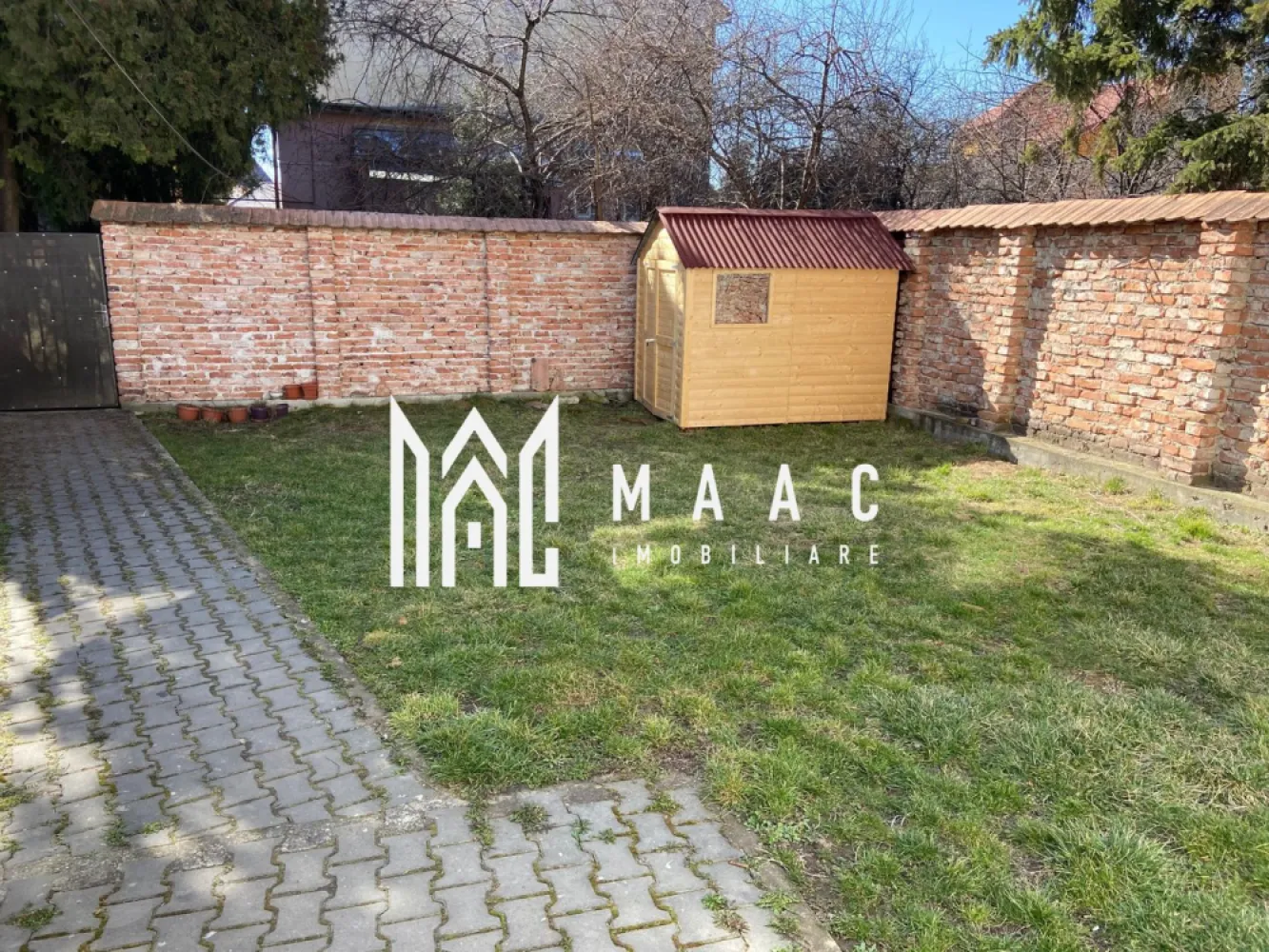 Apartament 2 Camere I Gradina 100mp I Piata Armelor - Apartament cu 2 camere, situat la parterul unei case solide și bine întreținute, în zona Piața Armelor, disponibil imediat, de vânzare. Locuința are o suprafață utilă de 55 mp, iar compartimentarea este semidecomandată, fiind compusă din living spațios, dormitor, bucătărie complet mobilată și utilată, baie cu fereastră pentru aerisire naturală și hol de acces. Proprietatea se vinde complet mobilată și utilată, fiind pregătită pentru mutare imediată. Un avantaj major îl reprezintă grădina privată de aproximativ 100 mp, un spațiu verde generos și îngrijit, ideal pentru relaxare, amenajarea unei terase exterioare sau a unei zone de grătar. Din punct de vedere tehnic, apartamentul dispune de centrală termică proprie, geamuri termopan, ușă metalică de acces, izolație exterioară, precum și instalații electrice și sanitare în stare foarte bună. Pereții exteriori sunt groși, specifici construcțiilor solide din zona centrală, oferind o izolare termică și fonică eficientă. Clădirea este retrasă de la stradă, oferind intimitate, liniște și siguranță, dar în același timp permite acces facil către principalele puncte de interes din centrul Sibiului: restaurante, piețe, instituții publice, spații verzi și zone pietonale. Această proprietate reprezintă o combinație rară între confort urban și atmosferă de casă, fiind ideală atât ca locuință permanentă, cât și ca investiție cu potențial excelent în zona centrală a orașului. Pentru informati si vizionari:ID: CP2800707 }}