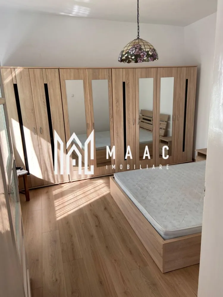 Apartament 2 Camere I Gradina 100mp I Piata Armelor - Apartament cu 2 camere, situat la parterul unei case solide și bine întreținute, în zona Piața Armelor, disponibil imediat, de vânzare. Locuința are o suprafață utilă de 55 mp, iar compartimentarea este semidecomandată, fiind compusă din living spațios, dormitor, bucătărie complet mobilată și utilată, baie cu fereastră pentru aerisire naturală și hol de acces. Proprietatea se vinde complet mobilată și utilată, fiind pregătită pentru mutare imediată. Un avantaj major îl reprezintă grădina privată de aproximativ 100 mp, un spațiu verde generos și îngrijit, ideal pentru relaxare, amenajarea unei terase exterioare sau a unei zone de grătar. Din punct de vedere tehnic, apartamentul dispune de centrală termică proprie, geamuri termopan, ușă metalică de acces, izolație exterioară, precum și instalații electrice și sanitare în stare foarte bună. Pereții exteriori sunt groși, specifici construcțiilor solide din zona centrală, oferind o izolare termică și fonică eficientă. Clădirea este retrasă de la stradă, oferind intimitate, liniște și siguranță, dar în același timp permite acces facil către principalele puncte de interes din centrul Sibiului: restaurante, piețe, instituții publice, spații verzi și zone pietonale. Această proprietate reprezintă o combinație rară între confort urban și atmosferă de casă, fiind ideală atât ca locuință permanentă, cât și ca investiție cu potențial excelent în zona centrală a orașului. Pentru informati si vizionari:ID: CP2800707 }}