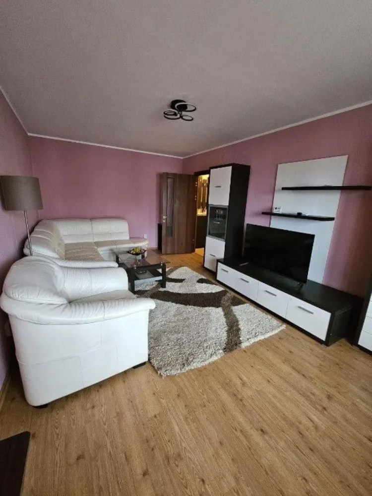 De inchiriat apartament cu 2 camere Baia Comunala, 450 Euro - Se închiriază apartament cu 2 camere, decomandat, cu o suprafață de 60 mp + balcon generos de 10 mp, situat într-o zonă excelentă – Baia Comunală, deasupra băncii BCR, cu parcare disponibilă chiar în fața blocului. Locuința este complet mobilată și utilată, beneficiind de izolație exterioară, centrală termică proprie, geamuri termopan și aer condiționat. Apartamentul dispune de un living spațios cu canapea extensibilă din piele naturală, dormitor confortabil și bucătărie complet echipată (cuptor, plită, cuptor cu microunde, mașină de spălat). Sunt disponibile televizoare în living, dormitor și bucătărie. Imobilul este întreținut impecabil și oferă un confort ridicat, fiind ideal pentru închiriere pe termen lung. Apartamentul arată în realitate chiar mai bine decât în fotografii. Pentru mai multe informații sau pentru programarea unei vizionări, vă rog să mă contactați 0746.252.252 Liliana Ene.