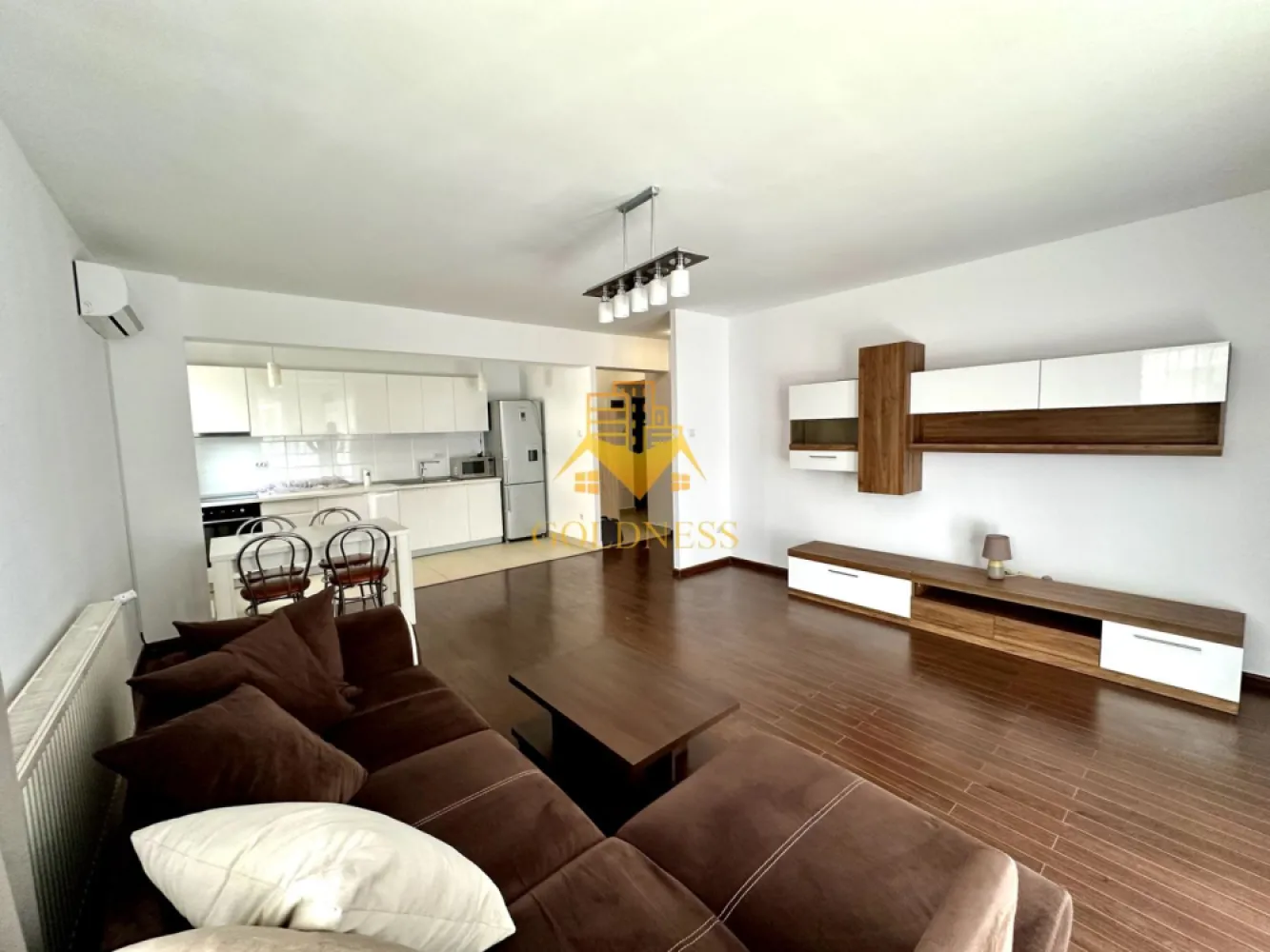 3 camere, Cartierul Buna ziua, Grand Hotel Italia, Calea Turzii, Lidl - GOLDNESS Imobiliare vă propune spre închiriere un apartament cu 3 camere complet mobilat și utilat, la etajul 1 într-un imobil de 6 etaje, în Cartierul Buna ziua. Dispune de loc de parcare subteran. Se află în apropierea stațiilor de transport în comun, magazine, restaurante, spații verzi, farmacii, etc. Apartamentul este compartimentat astfel: - 2 dormitoare cu pat matrimonial, dressing, noptiere - living - bucatarie open space complet utilată și mobilată, canapea extensibilă, loc de servit masa - baie cu cabina de dus, calorifer port prosop și dulap pentru depozitare. - baia principală este dotată cu vană cu hidromasaj. - terasa de 10 mp. Imobilul este dotat cu toate cele necesare- centrală pe imobil, frigider, aragaz, hotă, mașină de spălat haine, etc. Dacă sunteți interesați de acest apartament și doriți să îl vizionați, dar și pentru alte oferte nu ezitați să ne contactați telefonic sau prin e-mail. Vă stăm la dispoziție! Pentru intermediere se percepe un comision de 50% din prețul chiriei! }}