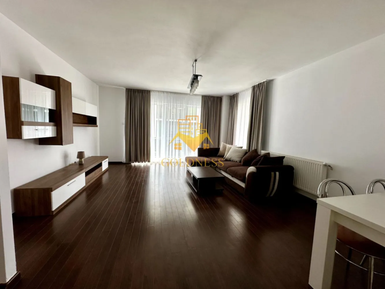 3 camere, Cartierul Buna ziua, Grand Hotel Italia, Calea Turzii, Lidl - GOLDNESS Imobiliare vă propune spre închiriere un apartament cu 3 camere complet mobilat și utilat, la etajul 1 într-un imobil de 6 etaje, în Cartierul Buna ziua. Dispune de loc de parcare subteran. Se află în apropierea stațiilor de transport în comun, magazine, restaurante, spații verzi, farmacii, etc. Apartamentul este compartimentat astfel: - 2 dormitoare cu pat matrimonial, dressing, noptiere - living - bucatarie open space complet utilată și mobilată, canapea extensibilă, loc de servit masa - baie cu cabina de dus, calorifer port prosop și dulap pentru depozitare. - baia principală este dotată cu vană cu hidromasaj. - terasa de 10 mp. Imobilul este dotat cu toate cele necesare- centrală pe imobil, frigider, aragaz, hotă, mașină de spălat haine, etc. Dacă sunteți interesați de acest apartament și doriți să îl vizionați, dar și pentru alte oferte nu ezitați să ne contactați telefonic sau prin e-mail. Vă stăm la dispoziție! Pentru intermediere se percepe un comision de 50% din prețul chiriei! }}